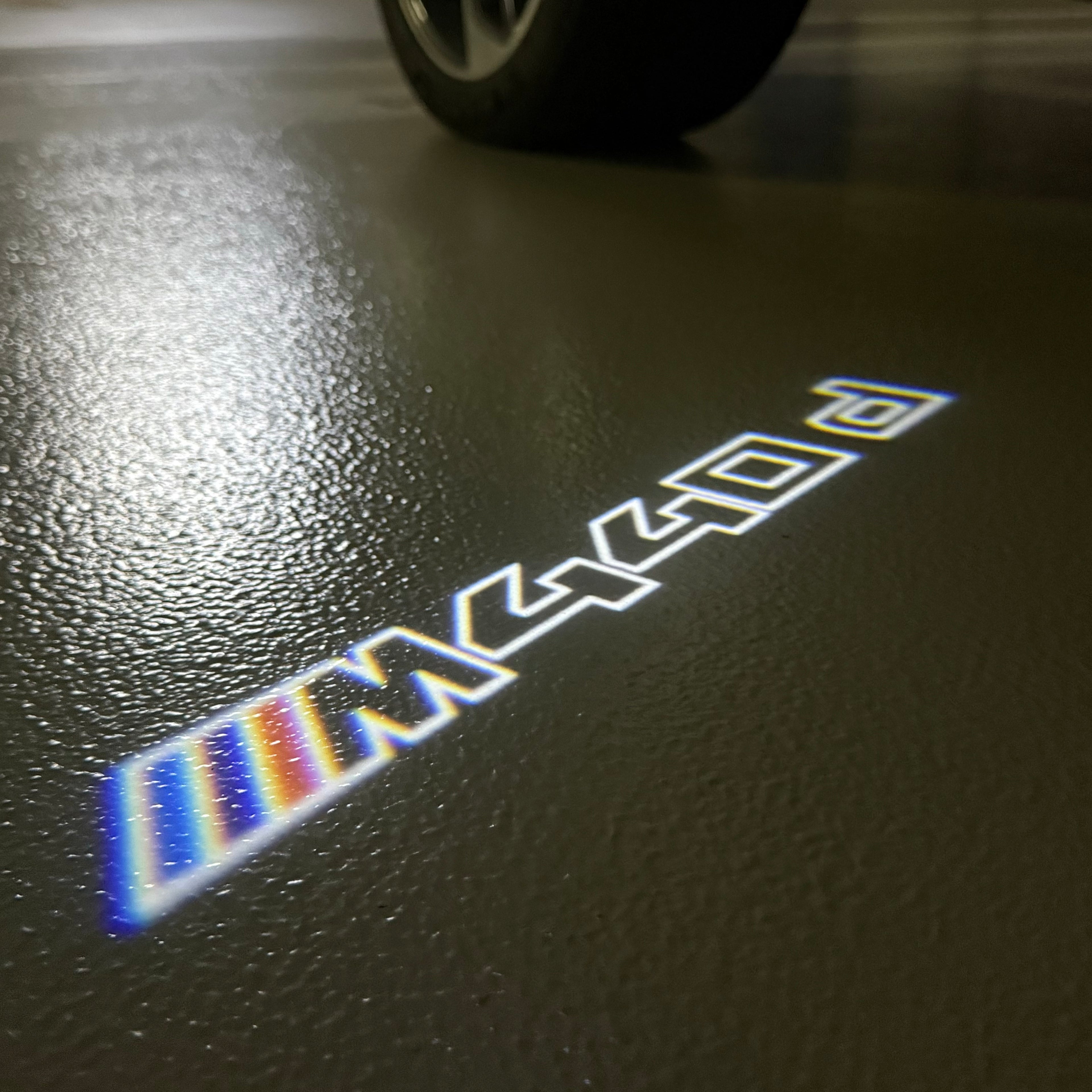 ÉCLAIRAGE DE PROJECTEUR BMW M3 LOGO Nr.24 (quantité 1 = 1 jeux / 2 feux de porte)