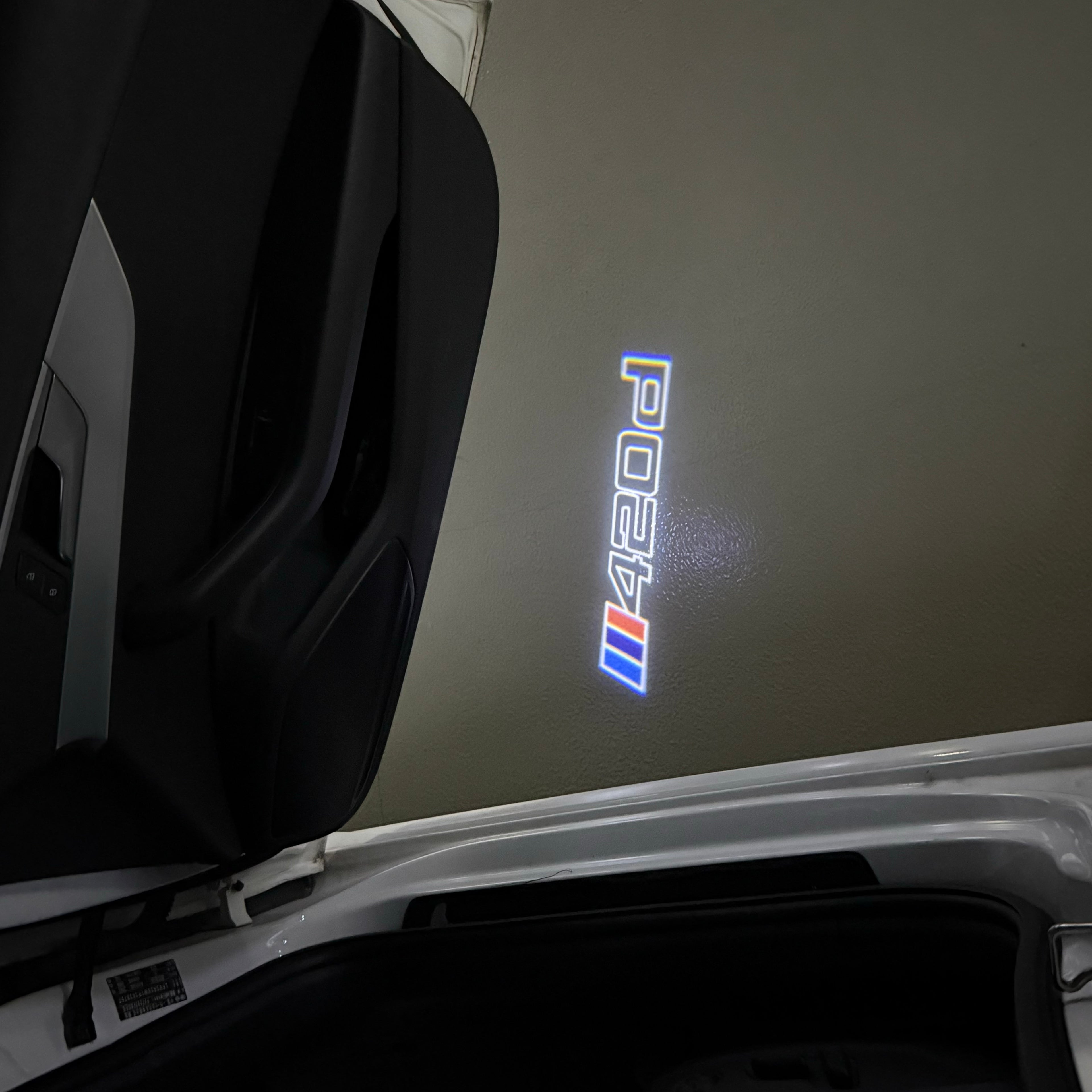ÉCLAIRAGE DE PROJECTEUR BMW M3 LOGO Nr.24 (quantité 1 = 1 jeux / 2 feux de porte)