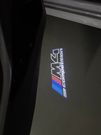 BMW M3 LOGO PROJECTOR LIGHTS Nr.24 (الكمية 1 = 1 مجموعة / 2 أضواء باب)