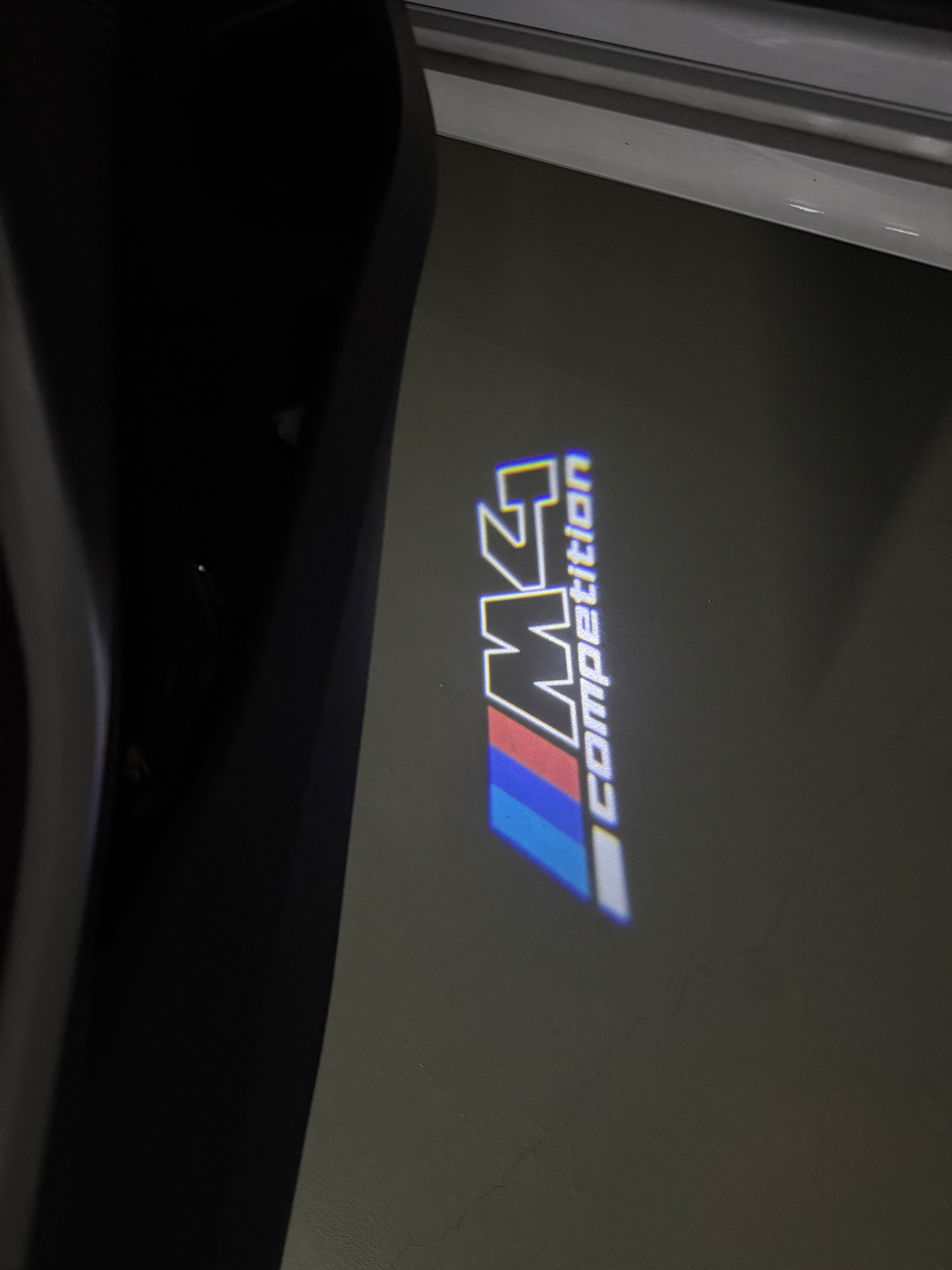 BMW M3 LOGO PROJECTOR LIGHTS Nr.24 (الكمية 1 = 1 مجموعة / 2 أضواء باب)