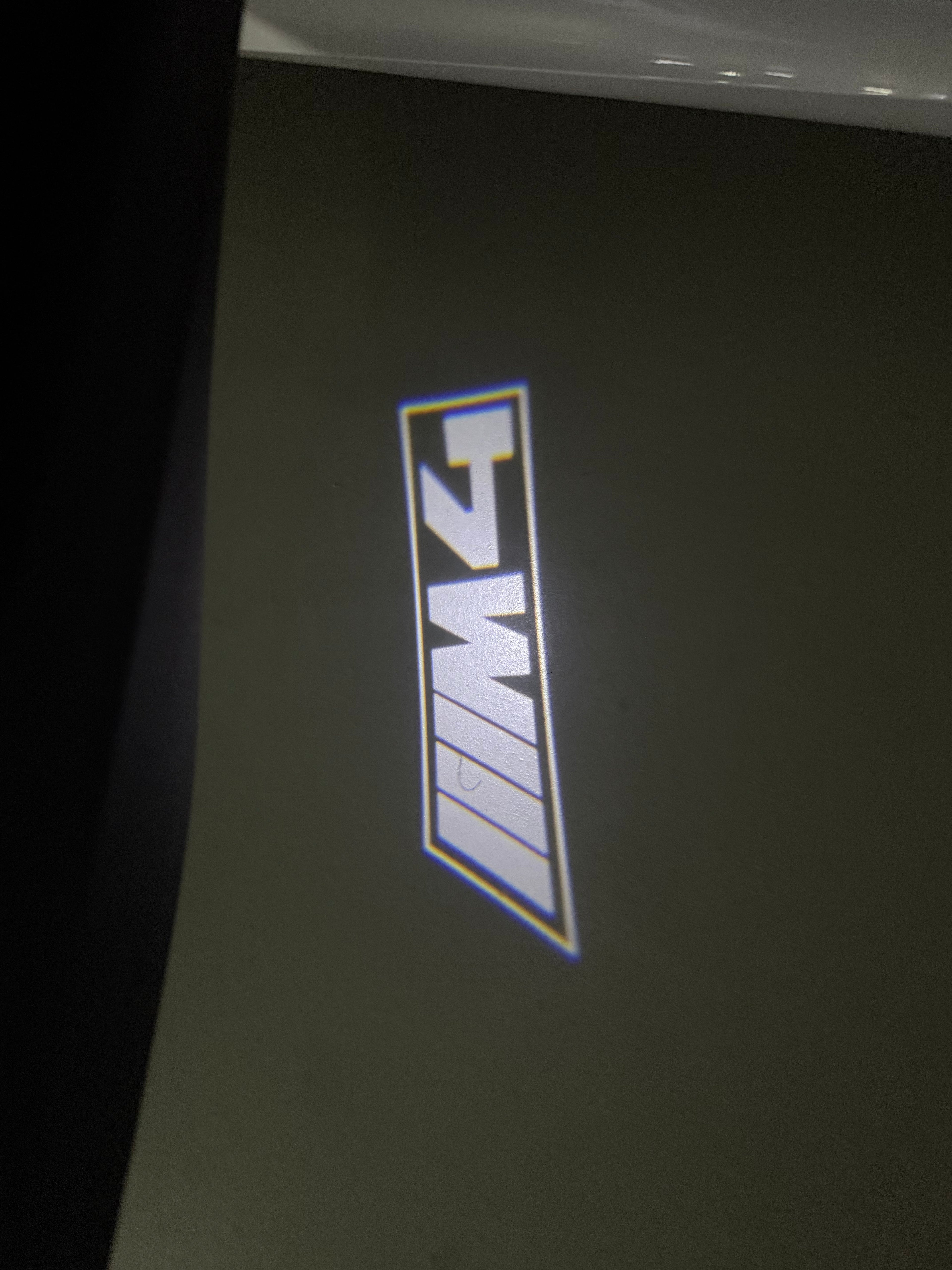 BMW M3 LOGO PROJECTOR LIGHTS Nr.24 (الكمية 1 = 1 مجموعة / 2 أضواء باب)
