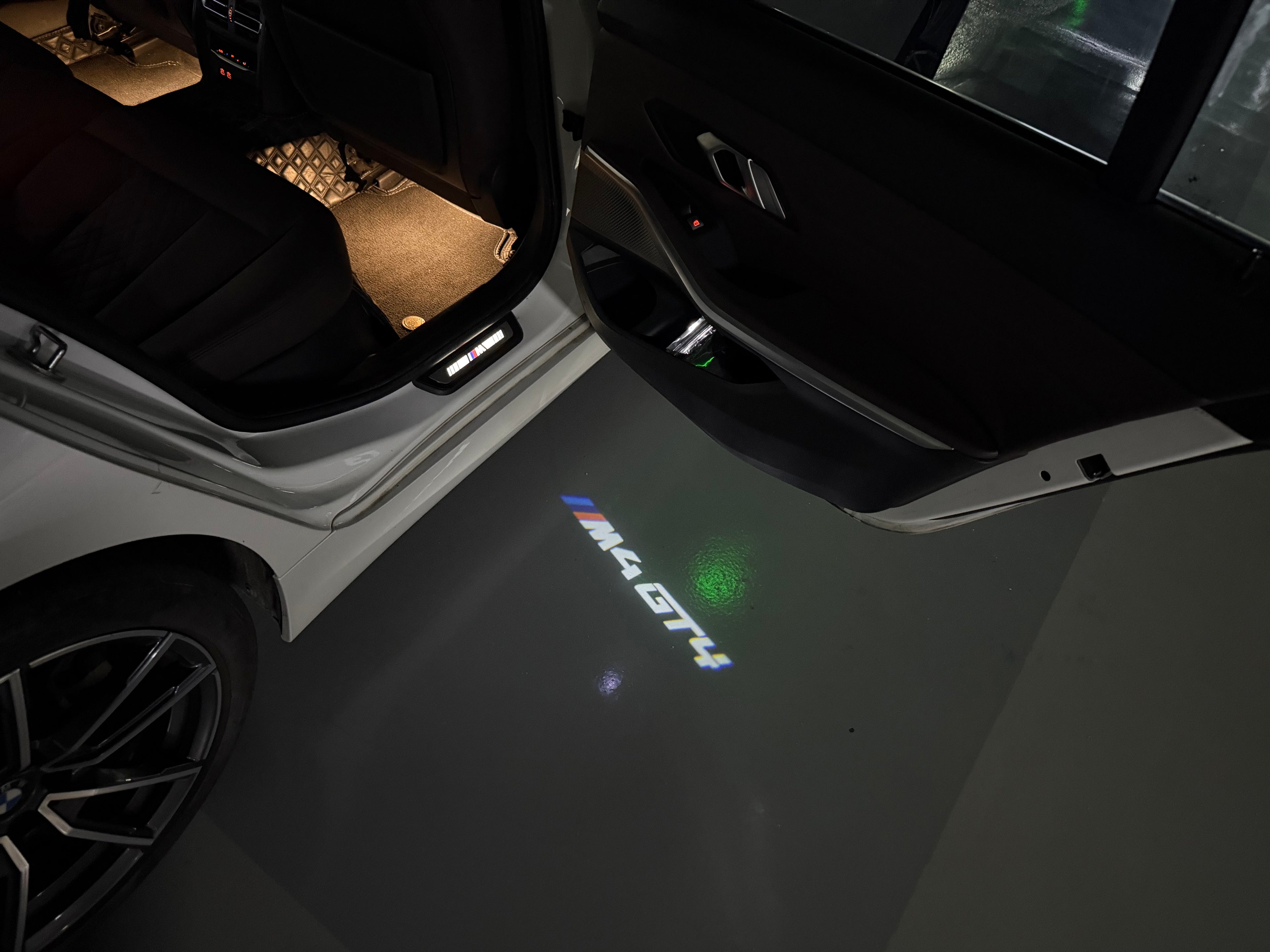 BMW M3 LOGO PROJECTOR LIGHTS Nr.24 (الكمية 1 = 1 مجموعة / 2 أضواء باب)