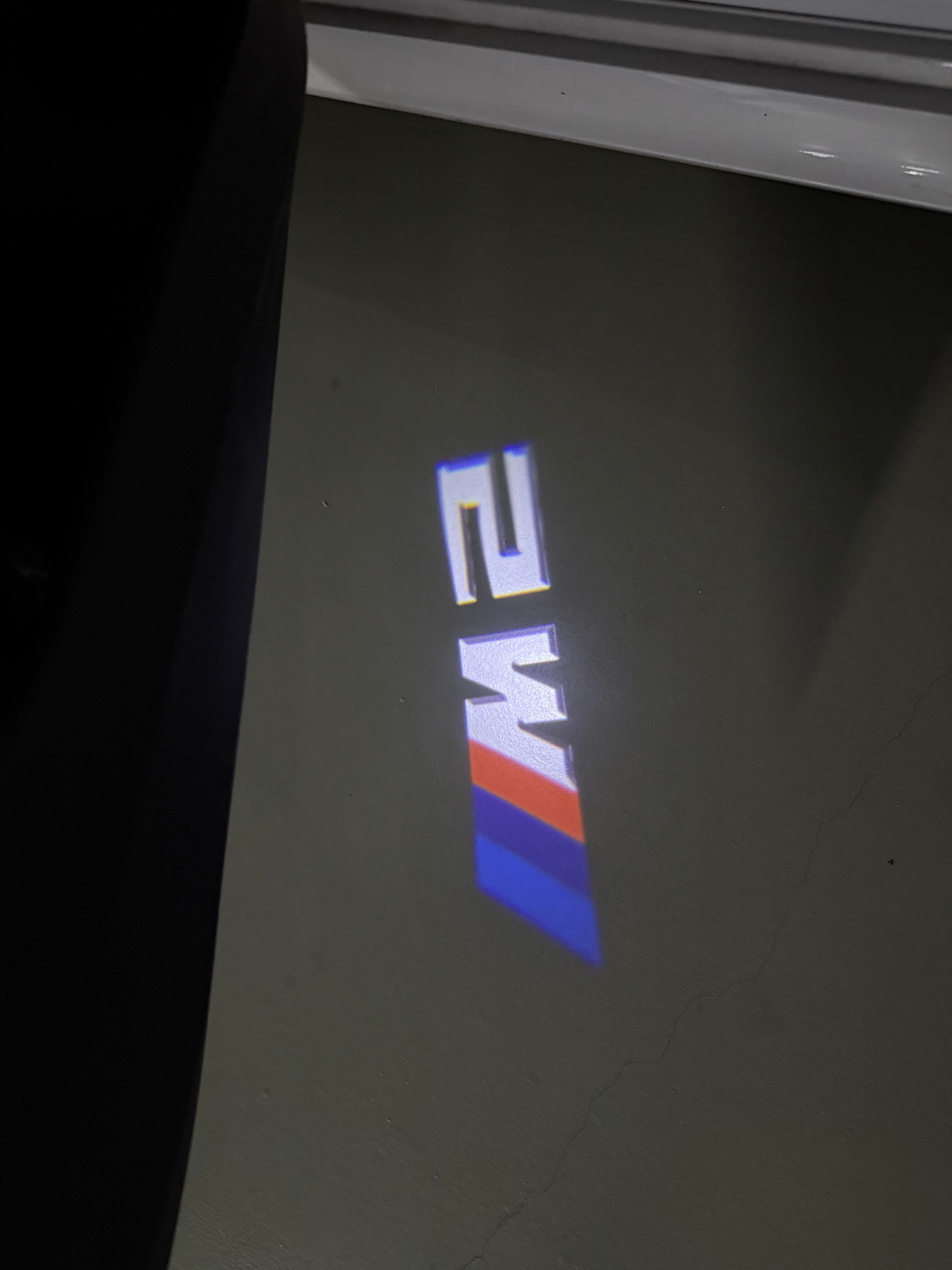 ÉCLAIRAGE DE PROJECTEUR BMW M3 LOGO Nr.24 (quantité 1 = 1 jeux / 2 feux de porte)