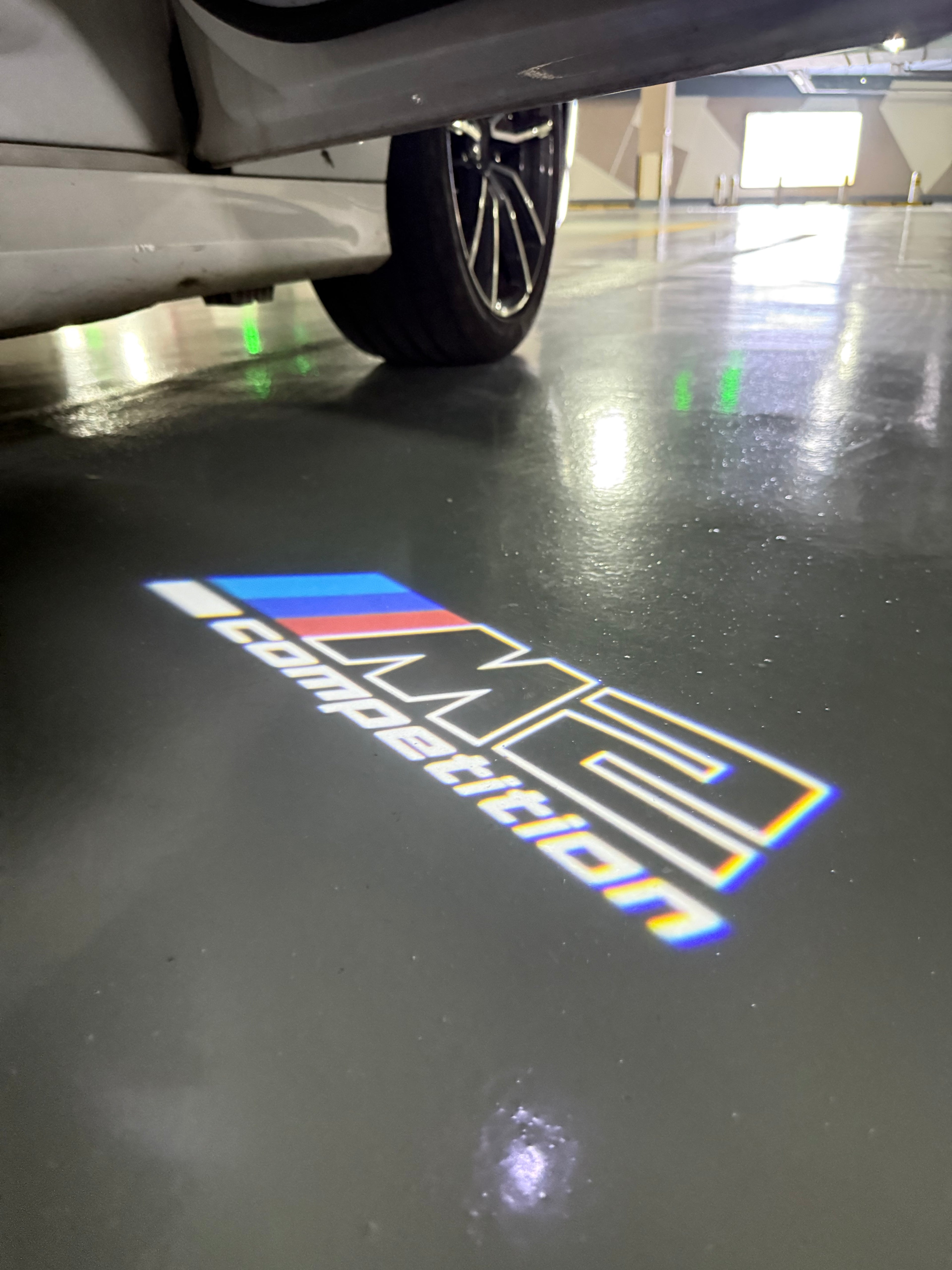 BMW M3 LOGO PROJECTOR LIGHTS Nr.24 (الكمية 1 = 1 مجموعة / 2 أضواء باب)