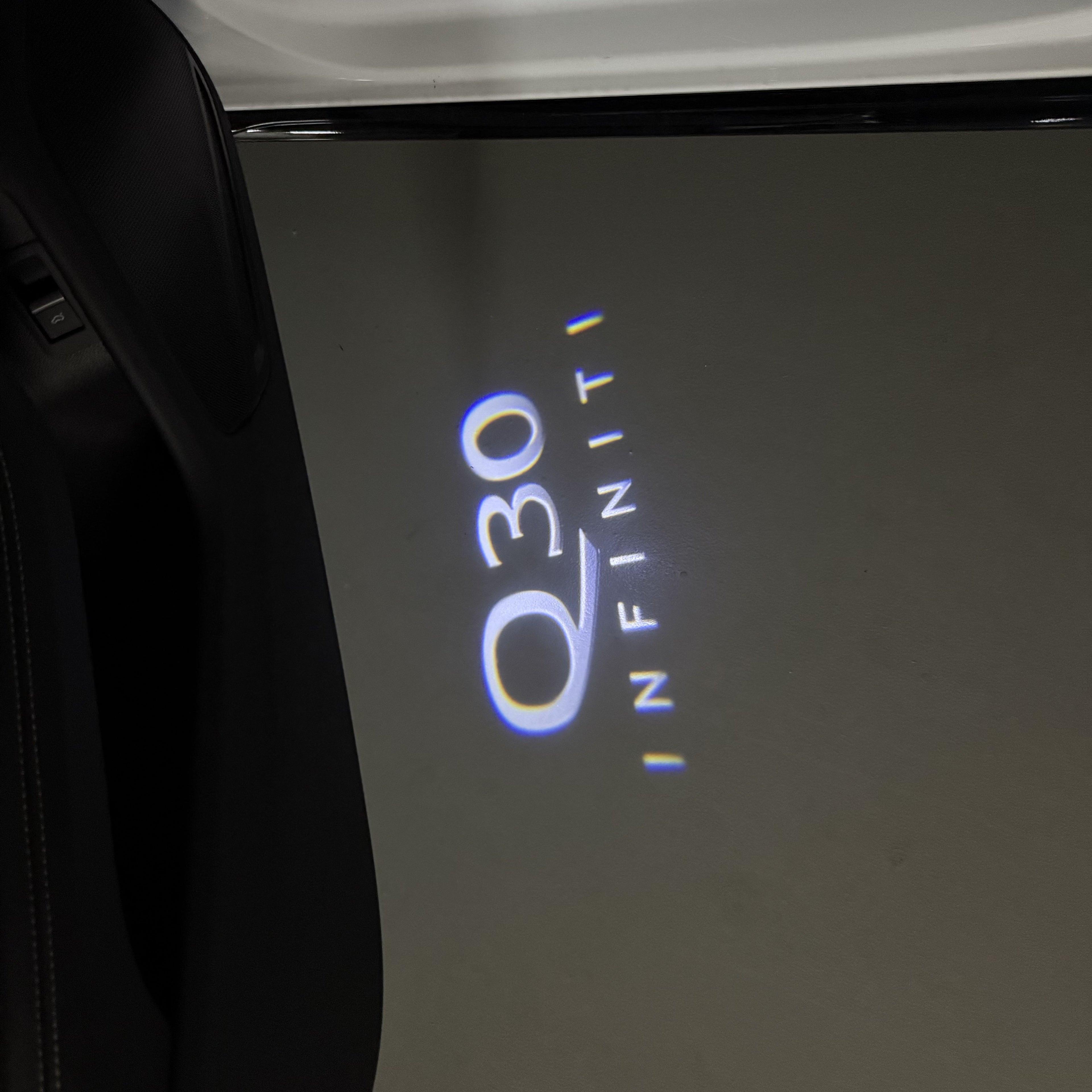 LUCI PROIETTORI LOGO INFINITI QX56 Nr.74 (quantità 1 = 1 set / 2 luci porta)
