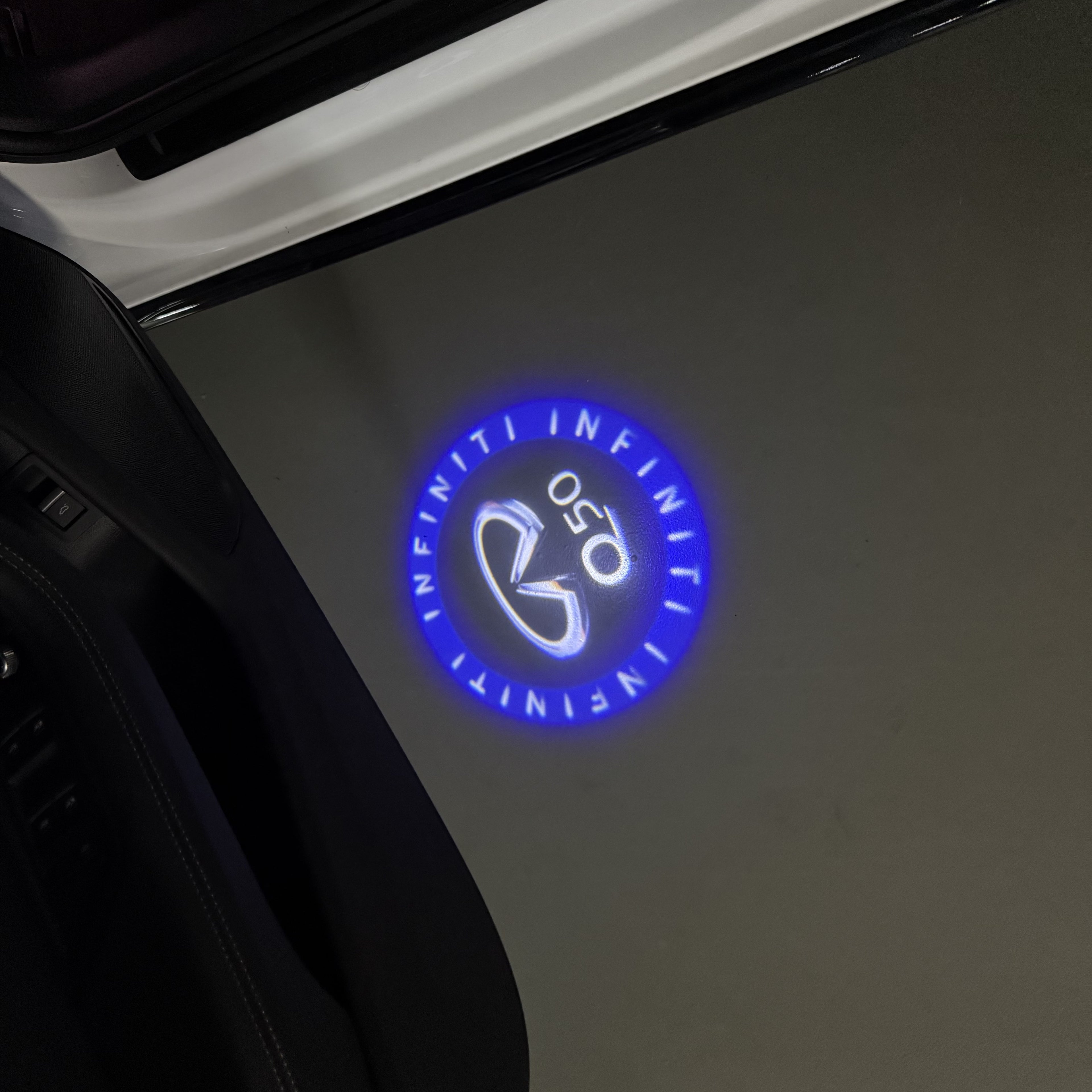 LUCI PROIETTORI LOGO INFINITI QX56 Nr.74 (quantità 1 = 1 set / 2 luci porta)
