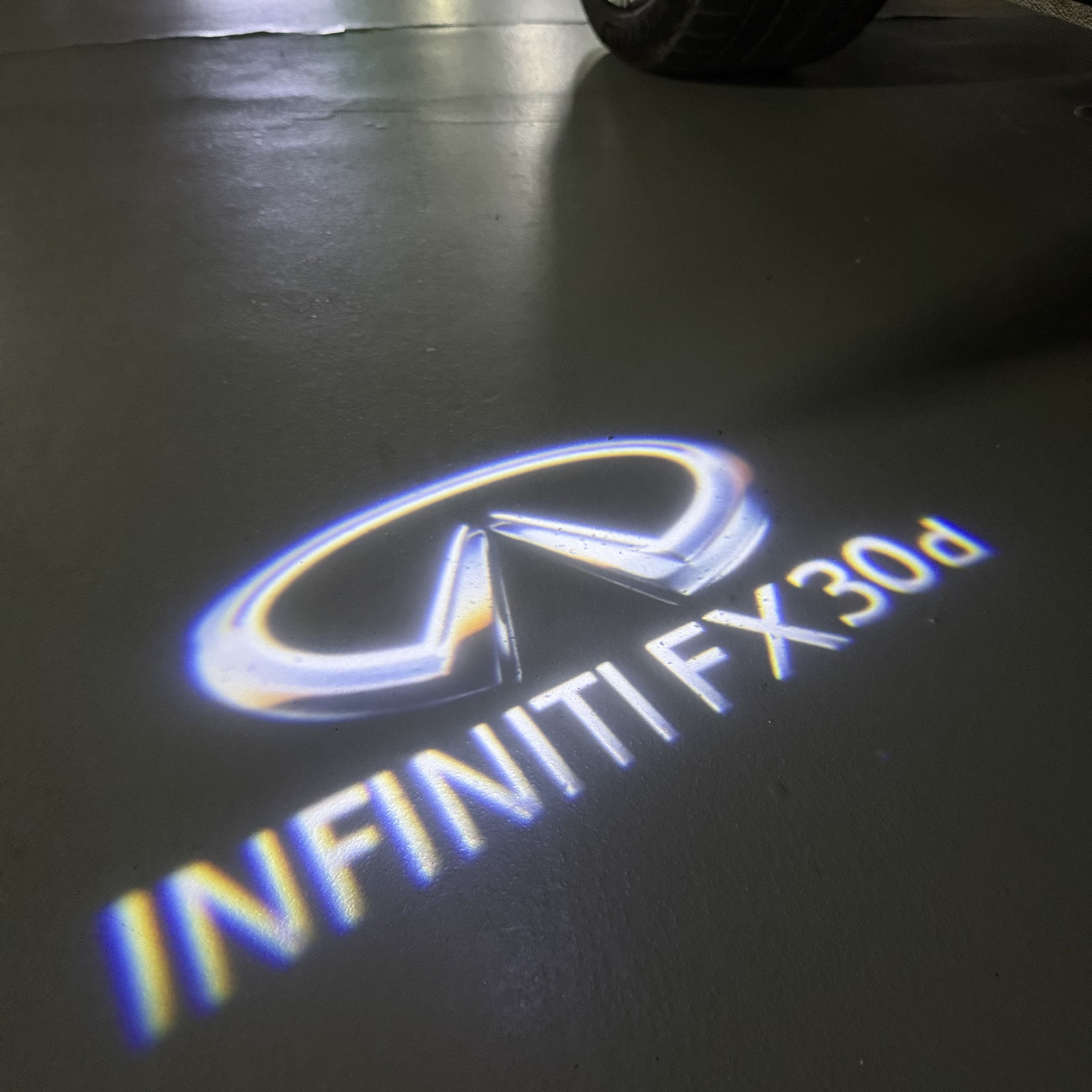 LUCI PROIETTORI LOGO INFINITI QX56 Nr.74 (quantità 1 = 1 set / 2 luci porta)