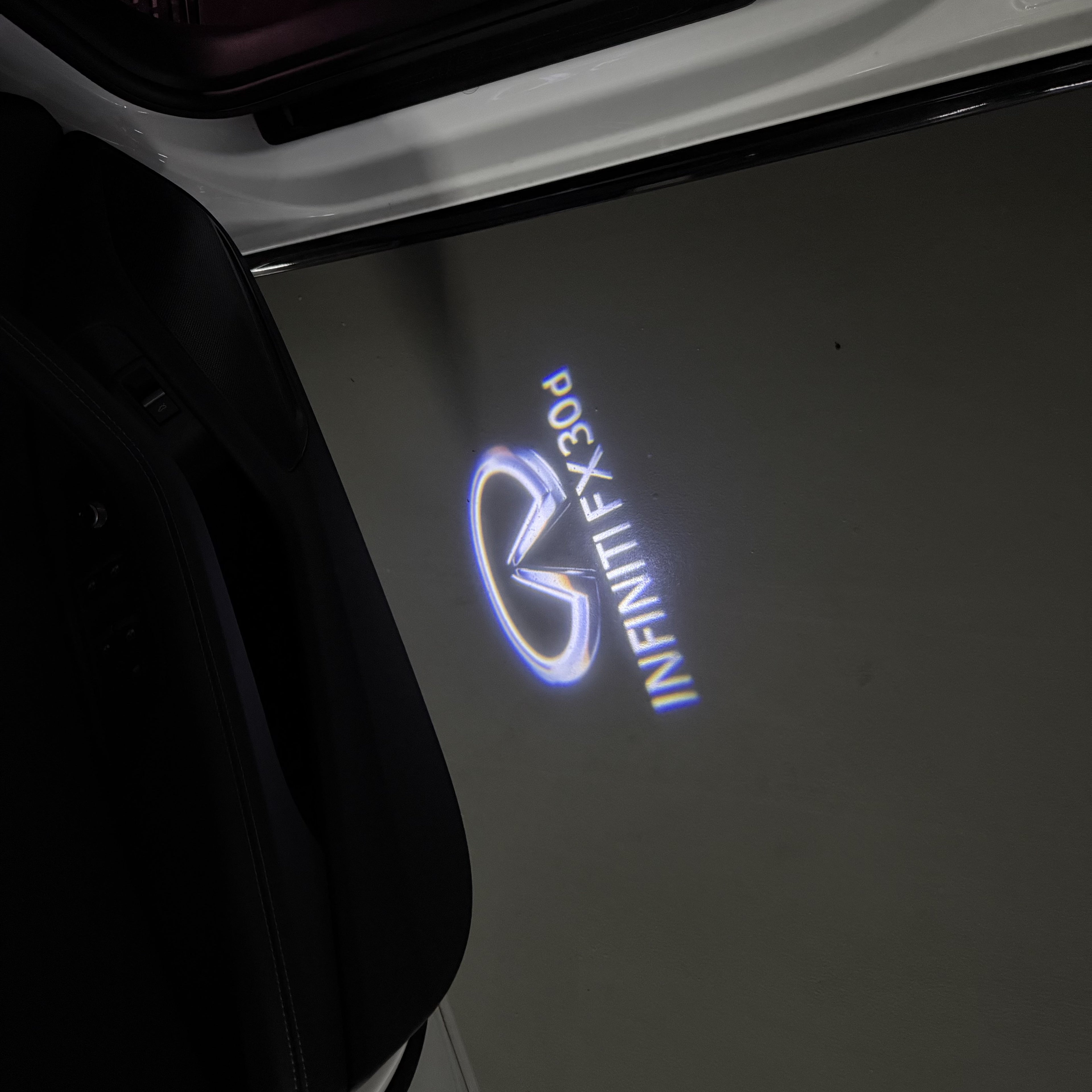 LUCI PROIETTORI LOGO INFINITI QX56 Nr.74 (quantità 1 = 1 set / 2 luci porta)
