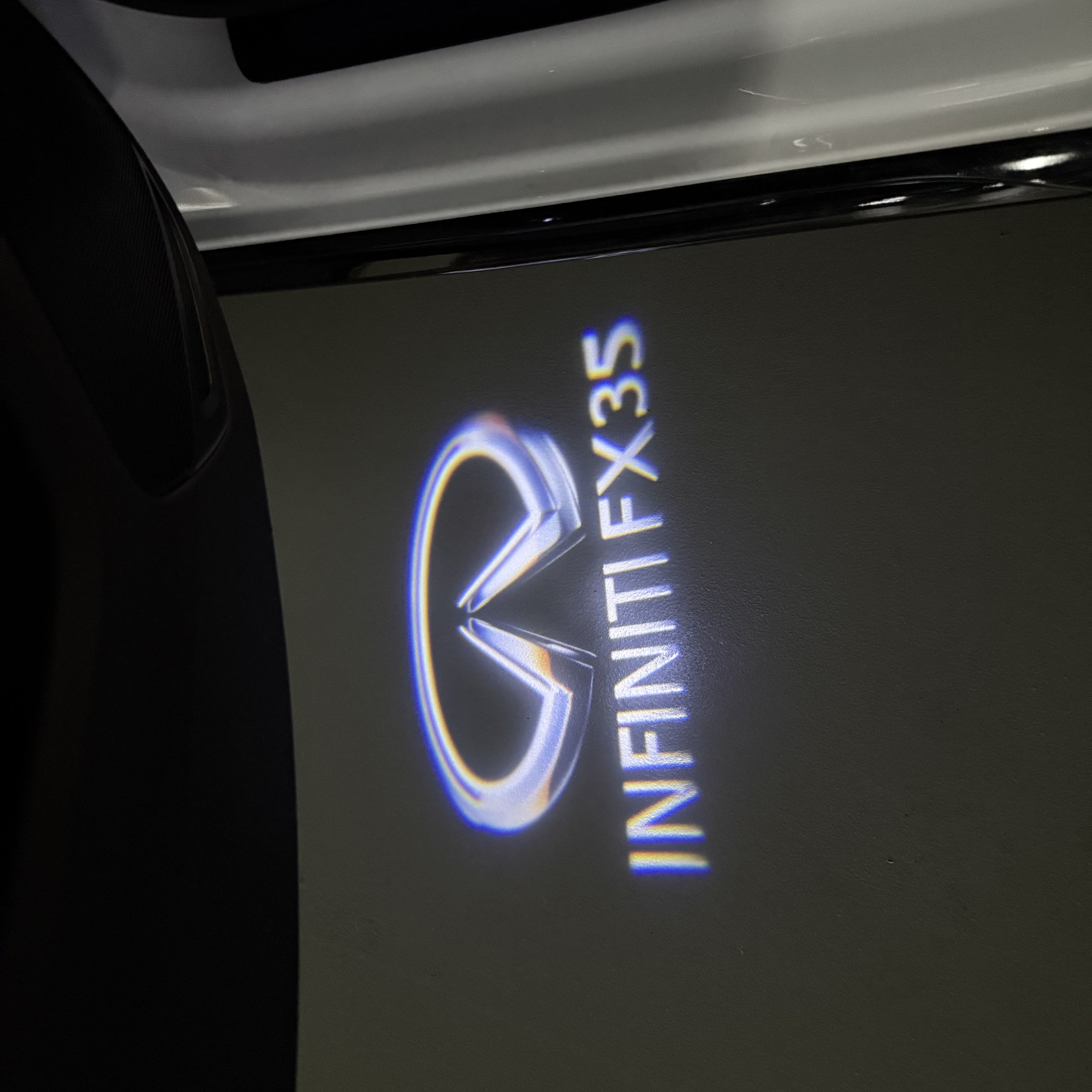 LUCI PROIETTORI LOGO INFINITI QX56 Nr.74 (quantità 1 = 1 set / 2 luci porta)