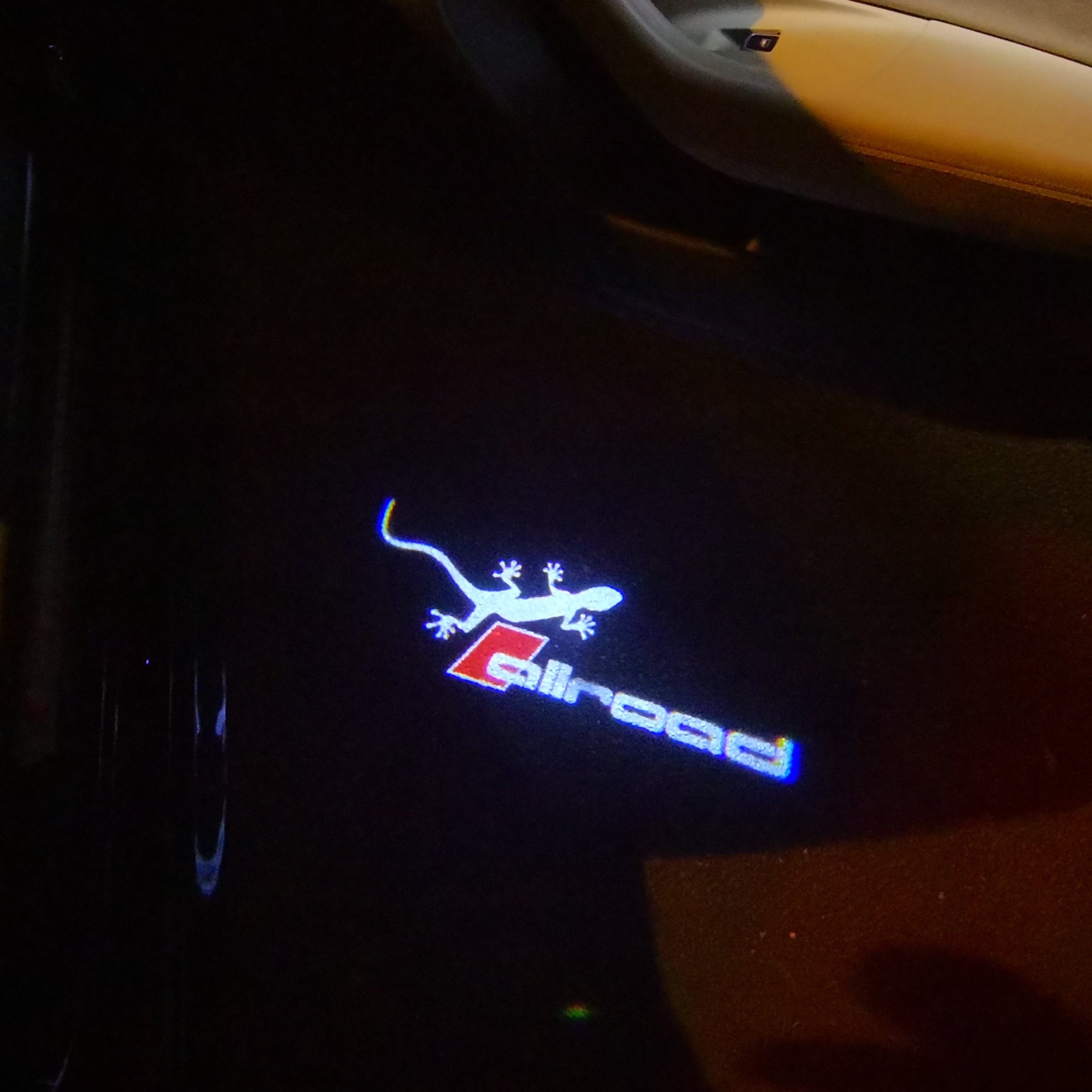 AUDI ALLROAD GECKO LOGO PROJEKTORLEUCHTEN Nr.147 (Anzahl 1 = 2 Logo Folien & 2 Türleuchten)