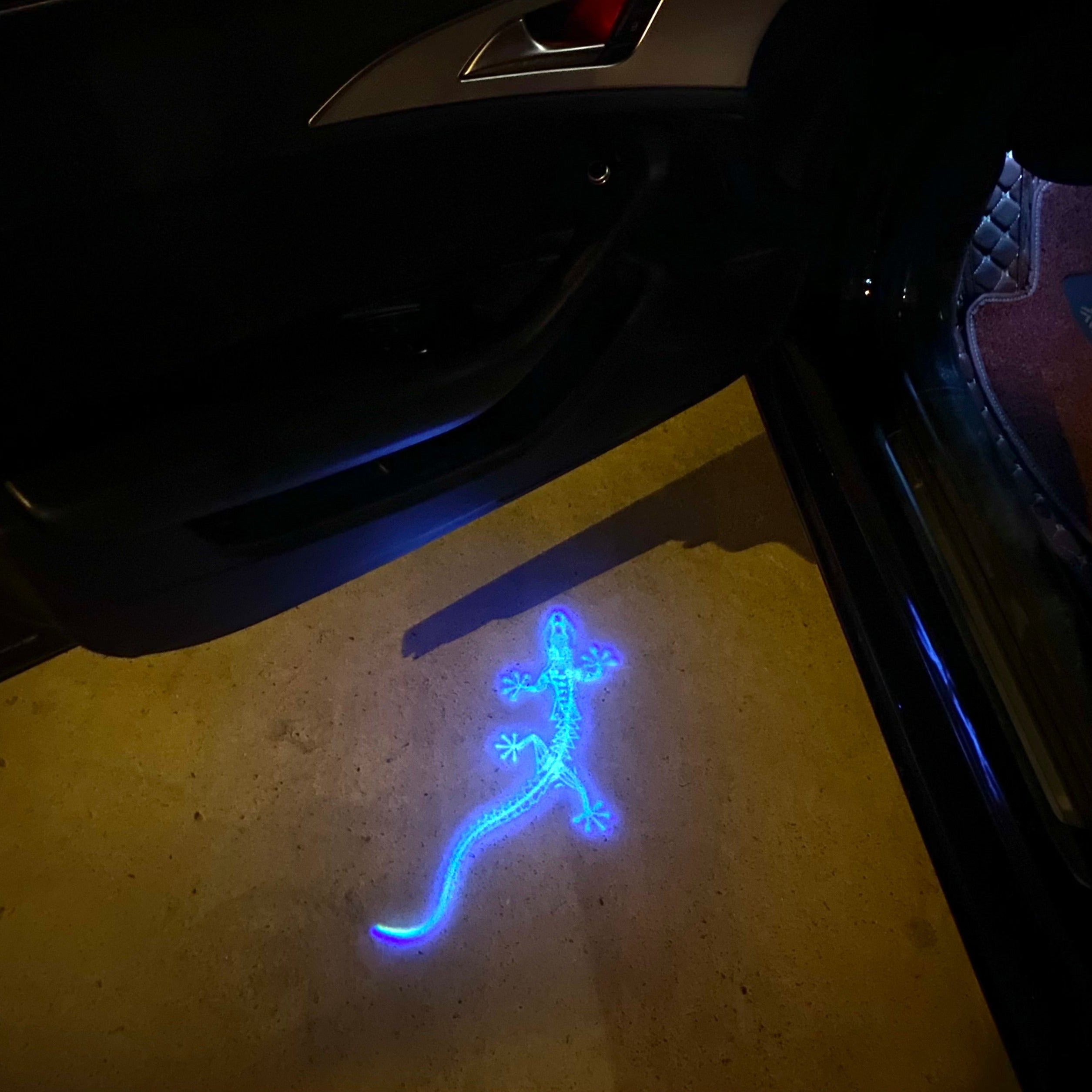 AUDI LOGO PROJECTOT LIGHTS Nr.19 (الكمية 1 = 2 Logo Films /2 أضواء الباب)