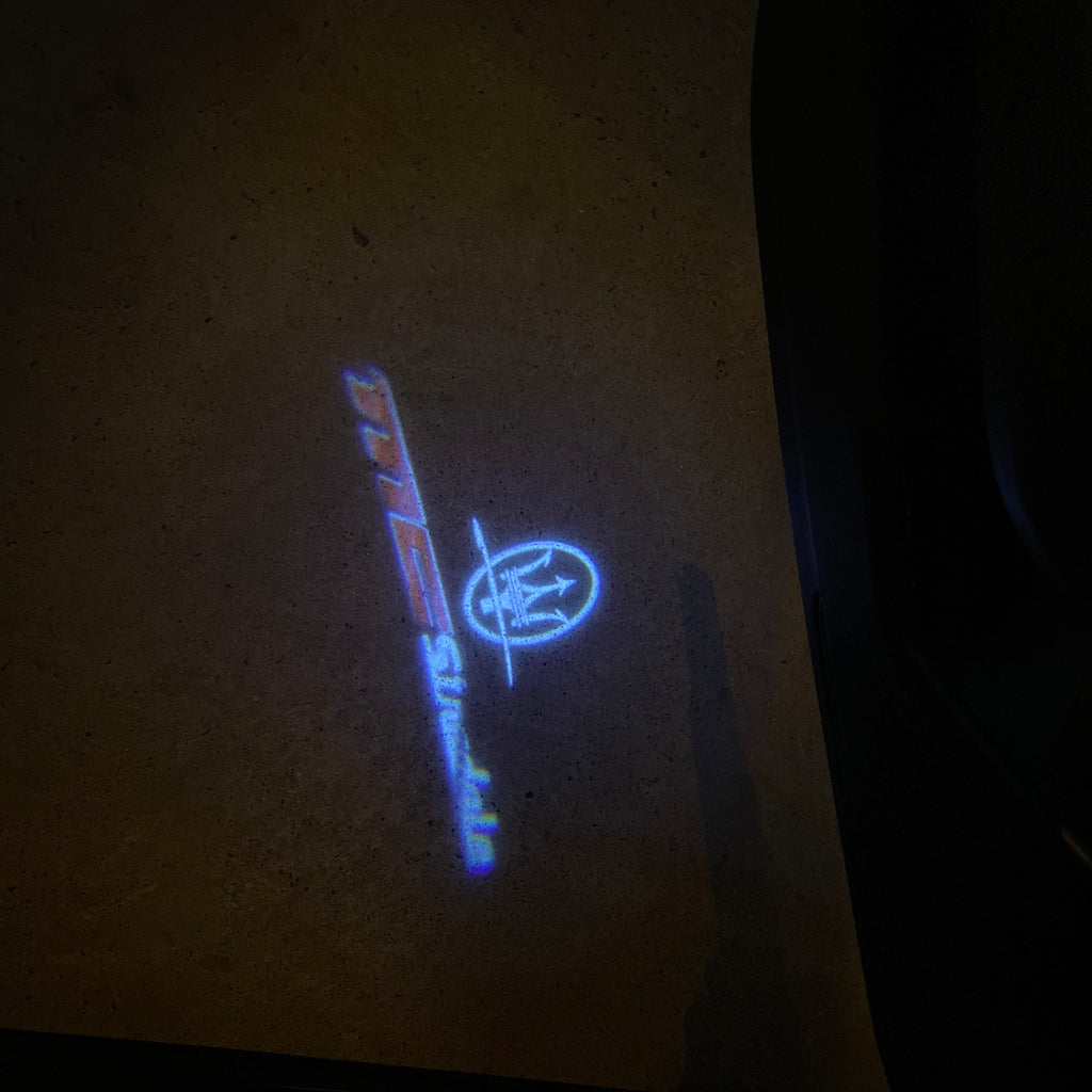Maserati LOGO PROJECROTR LIGHTS Nr.01 (Anzahl 1 = 1 Sets / 2 Türleuchten)