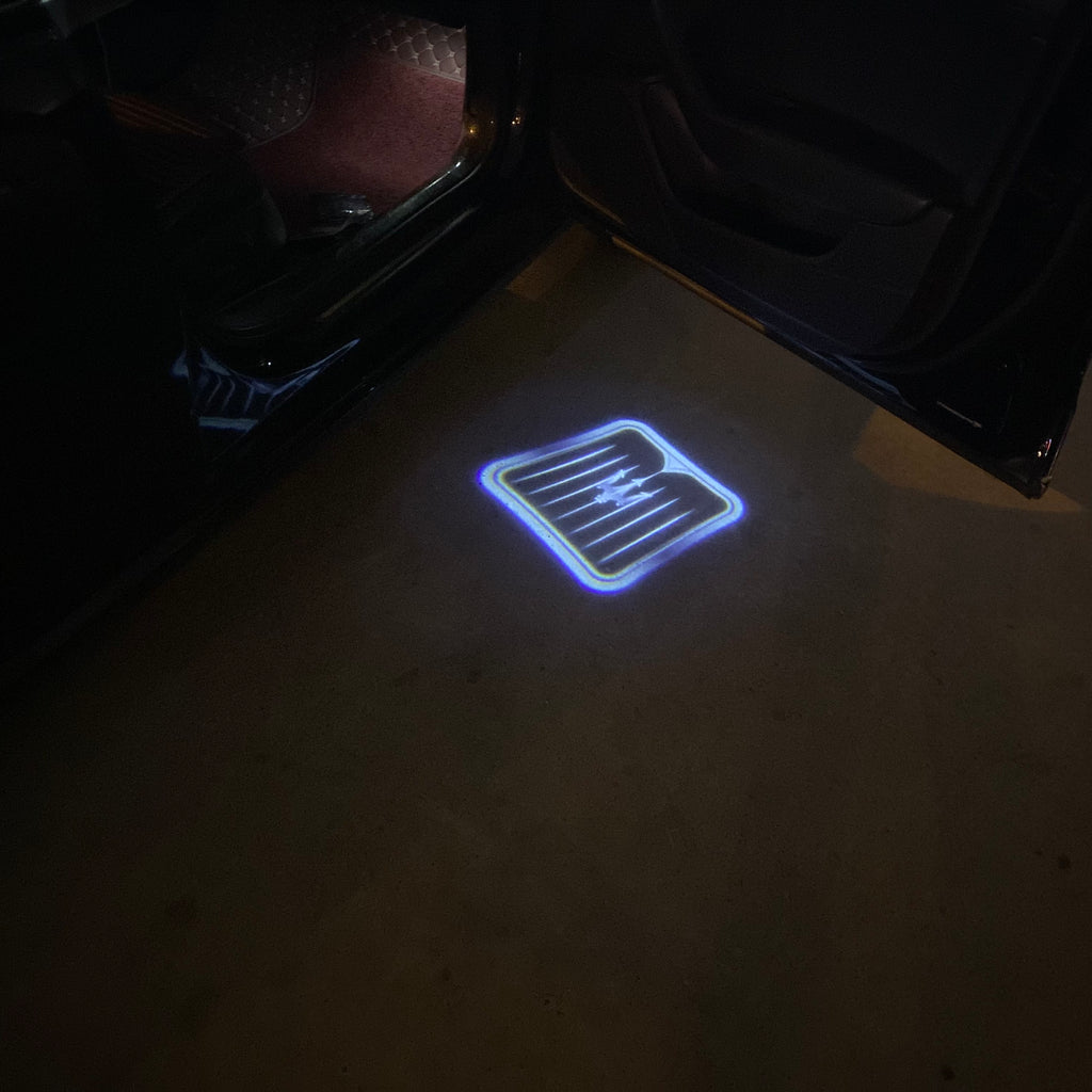 Maserati LOGO PROJECROTR LIGHTS Nr.01 (Anzahl 1 = 1 Sets / 2 Türleuchten)