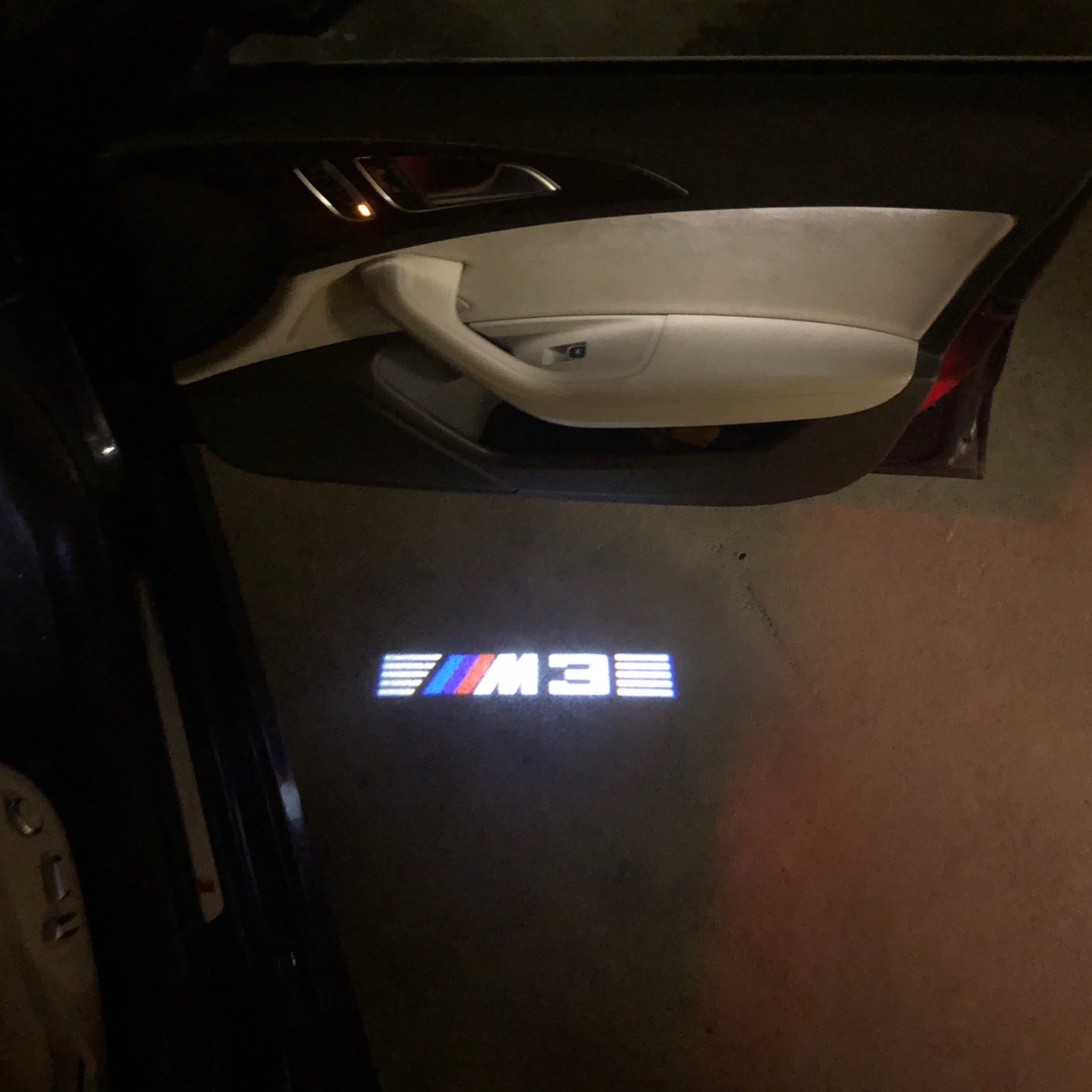 ÉCLAIRAGE DE PROJECTEUR BMW M3 LOGO Nr.24 (quantité 1 = 1 jeux / 2 feux de porte)