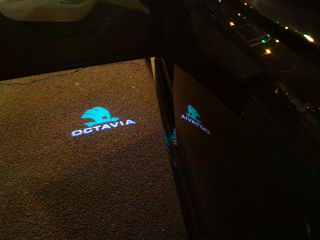 LUCI PROIETTORI LOGO SKODA Nr.78 (quantità 1 = 2 Logo Film / 2 luci porta)