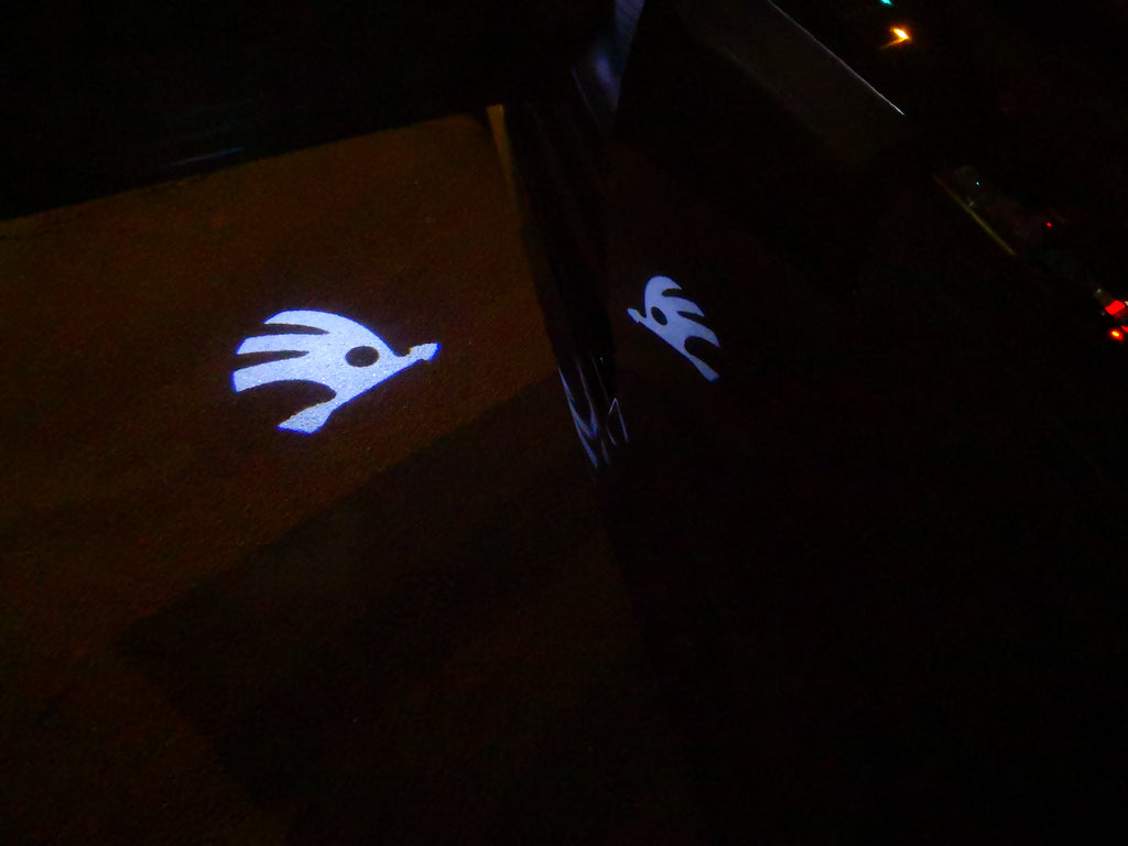 SKODA LOGO PROJECTOT LIGHTS Nr.07 (Menge 1 = 2 Logo Film / 2 Türleuchten)