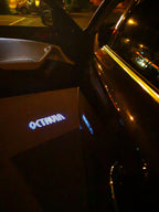 LUCI PROIETTORI LOGO SKODA Nr.83 (quantità 1 = 2 Logo Film / 2 luci porta)