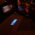 LUCI PROIETTORI LOGO SKODA Nr.103 (quantità 1 = 2 Logo Film / 2 luci porta)