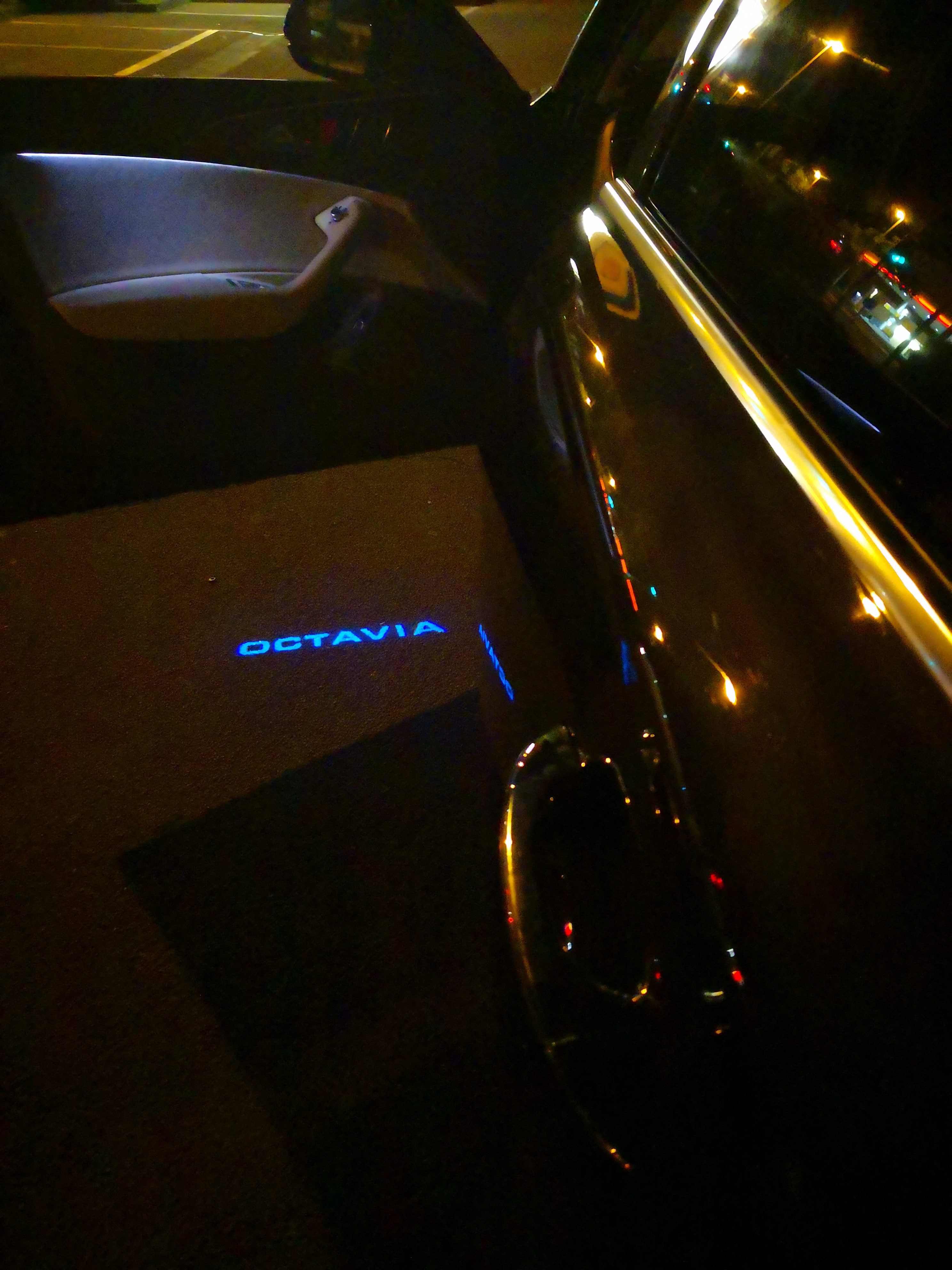 SKODA LOGO PROJECTOT LIGHTS Nr.104 (الكمية 1 = 2 شعار فيلم / 2 مصباح باب)