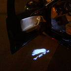 LUCI PROIETTORI LOGO SKODA Nr.71 (quantità 1 = 2 Logo Film / 2 luci porta)