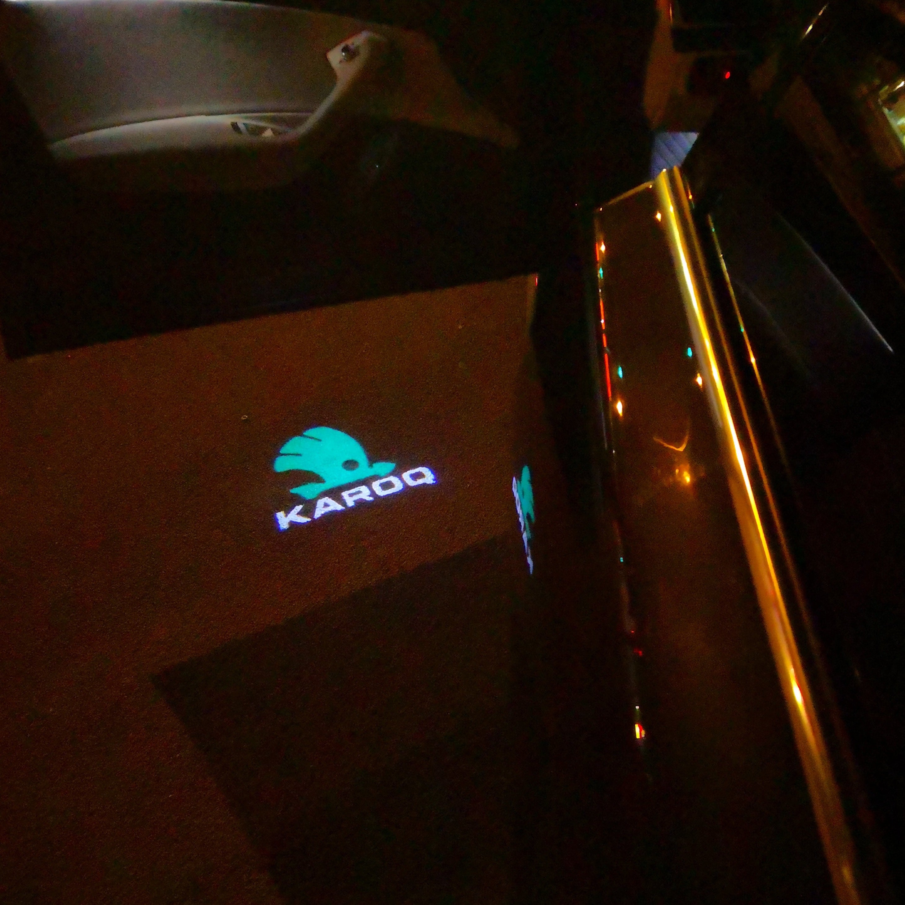 SKODA KAROQ LOGO PROJECTOT LIGHTS Nr.79 (quantità 1 = 2 Logo Film / 2 luci porta)