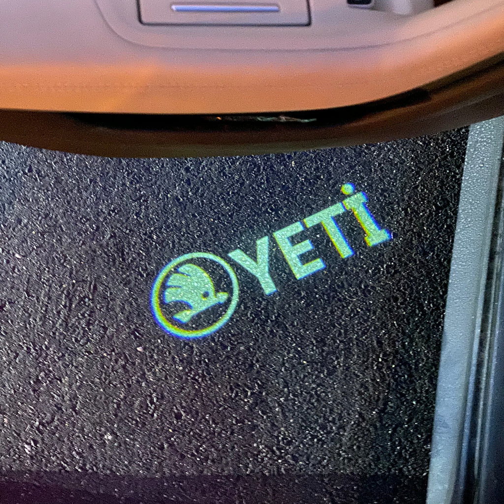 SKODA YETI LOGO LIGHTS Nr.111 (cantidad 1 = 2 logo película / 2 luces de puerta)