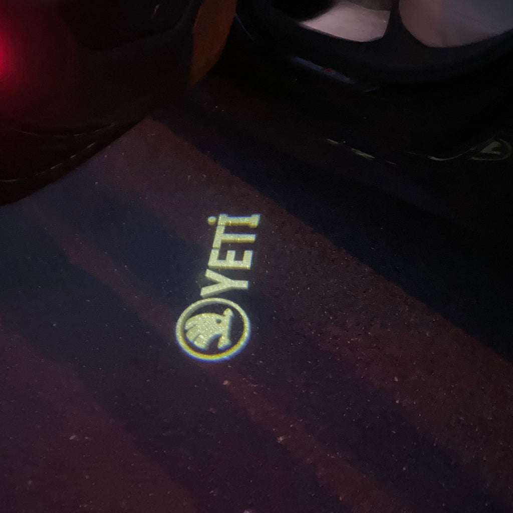 SKODA YETI LOGO LIGHTS Nr.111 (cantidad 1 = 2 logo película / 2 luces de puerta)