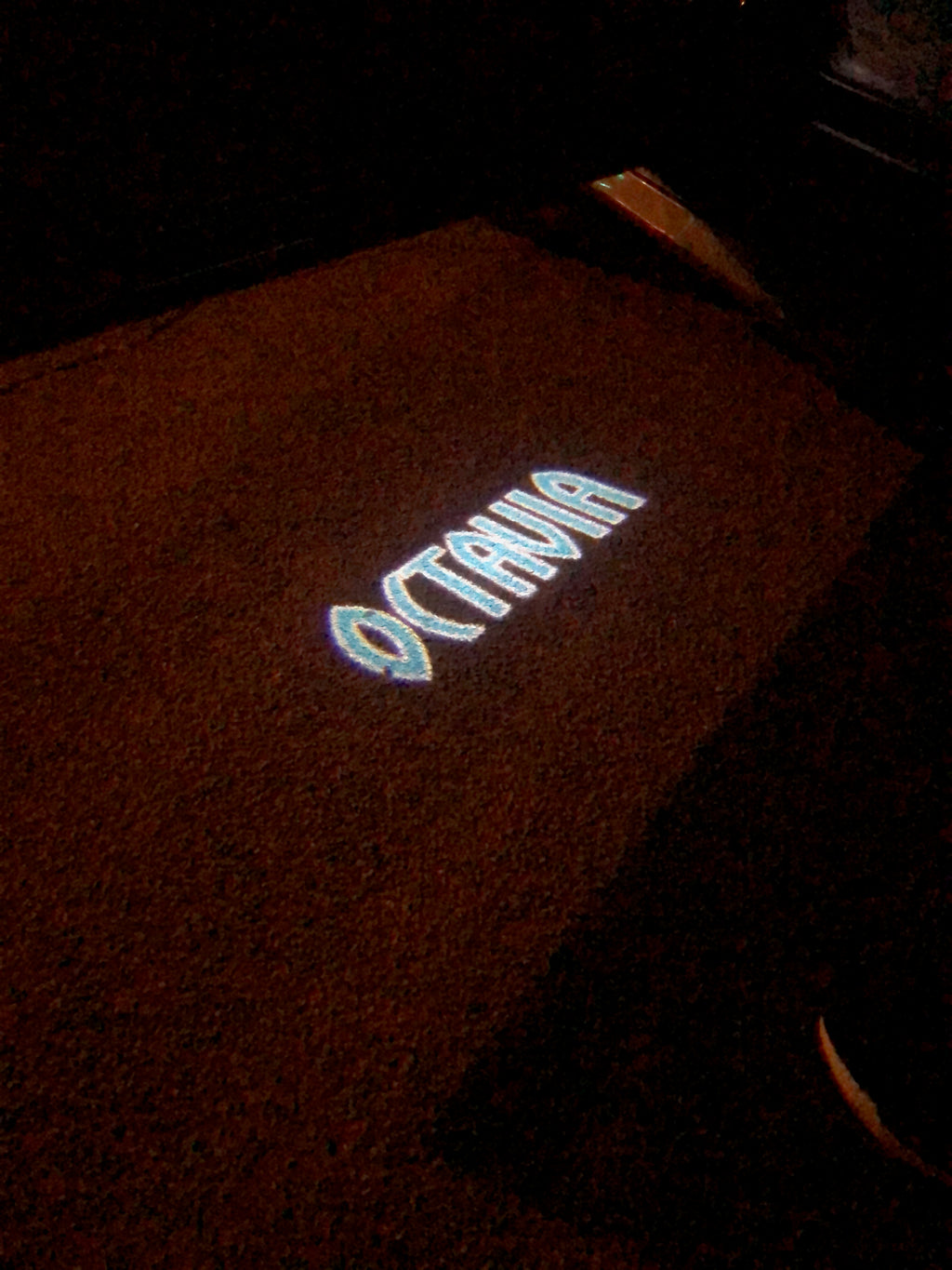 LUCI PROIETTORI LOGO SKODA Nr.83 (quantità 1 = 2 Logo Film / 2 luci porta)
