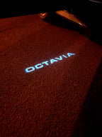 SKODA LOGO PROJECTOT LIGHTS Nr.104 (الكمية 1 = 2 شعار فيلم / 2 مصباح باب)
