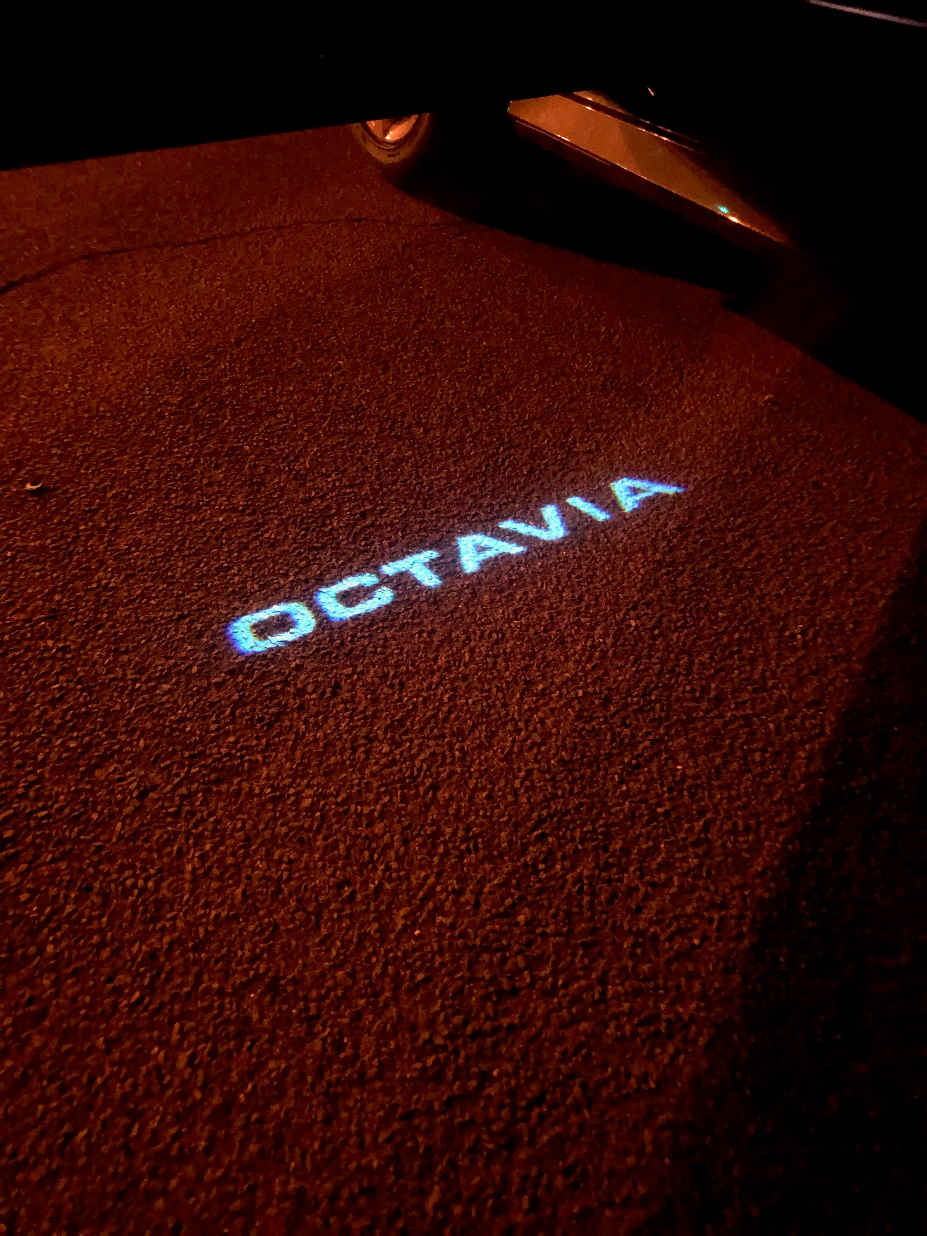 SKODA LOGO PROJECTOT LIGHTS Nr.104 (الكمية 1 = 2 شعار فيلم / 2 مصباح باب)