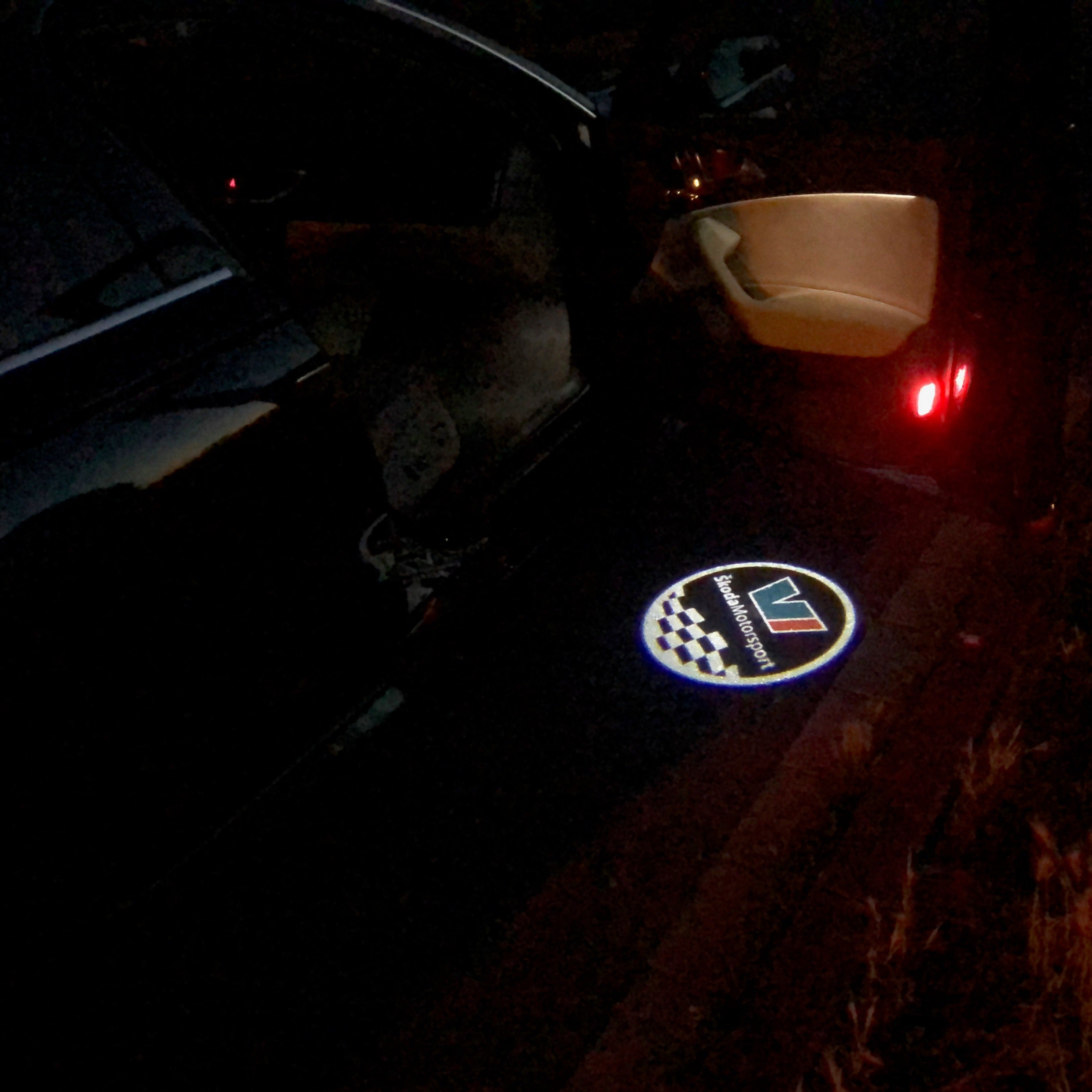 SKODA LOGO PROJECTOT LIGHTS Nr.73 (Menge 1 = 2 Logo Film / 2 Türlichter)