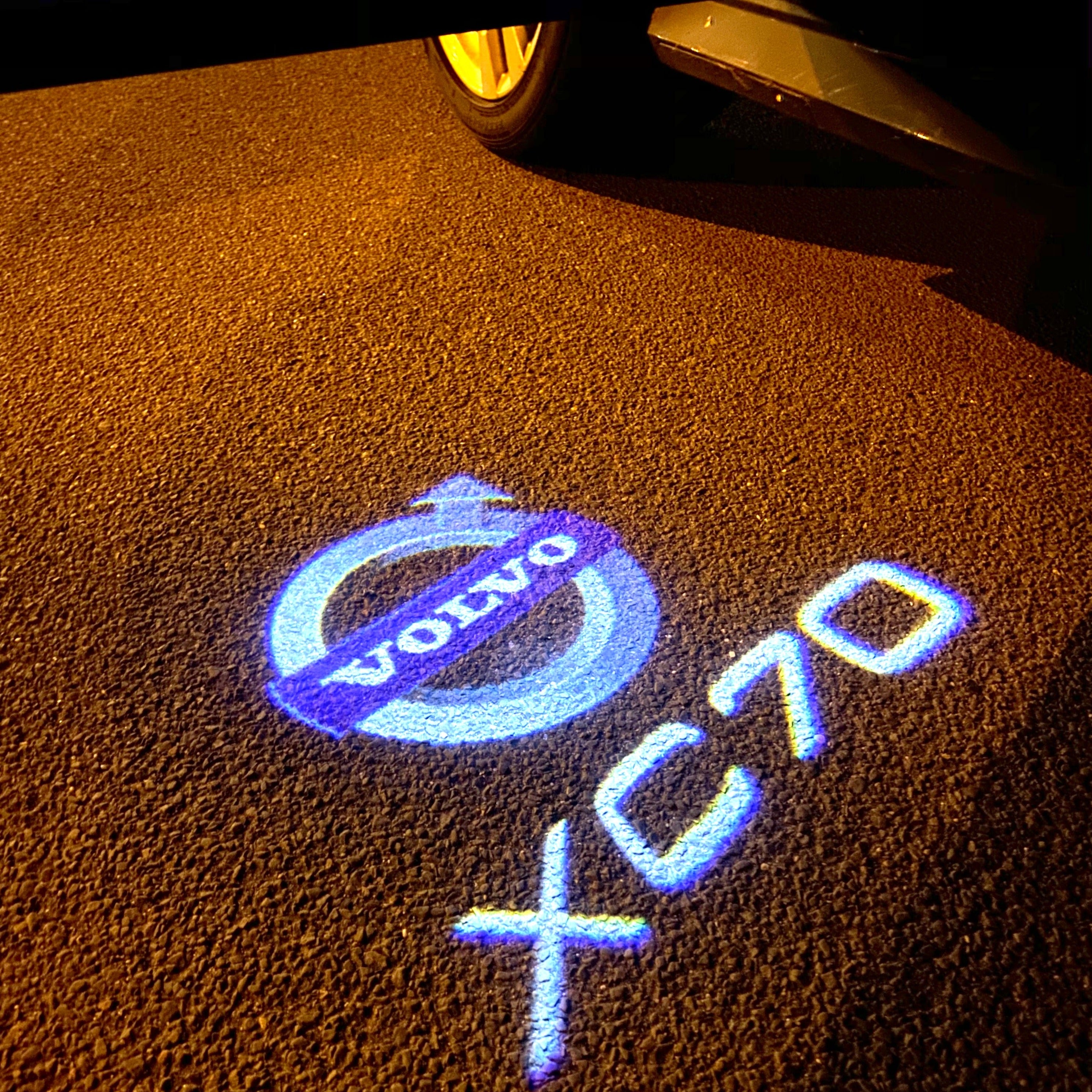 LUCES XC70 LOGO PROJECROTR Nr.18 (cantidad 1 = 2 Película con Logo / 2 luces de puerta)