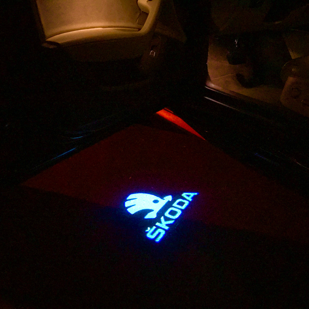 SKODA LOGO PROJECTOT LIGHTS Nr.08 (Menge 1 = 2 Logo Film / 2 Türleuchten)