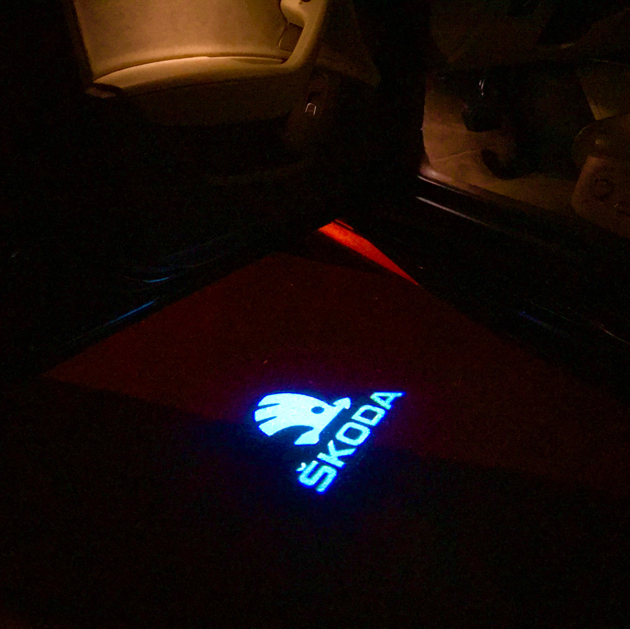 SKODA LOGO PROJECTOT LIGHTS Nr.08 (Menge 1 = 2 Logo Film / 2 Türleuchten)