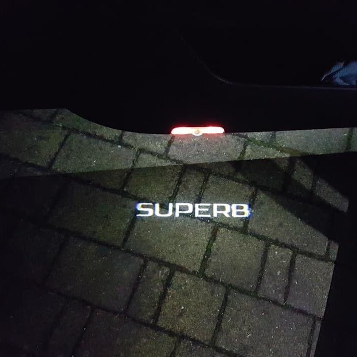 LUCI PROIETTORI LOGO SKODA Nr.94 (quantità 1 = 2 Logo Film / 2 luci porta)