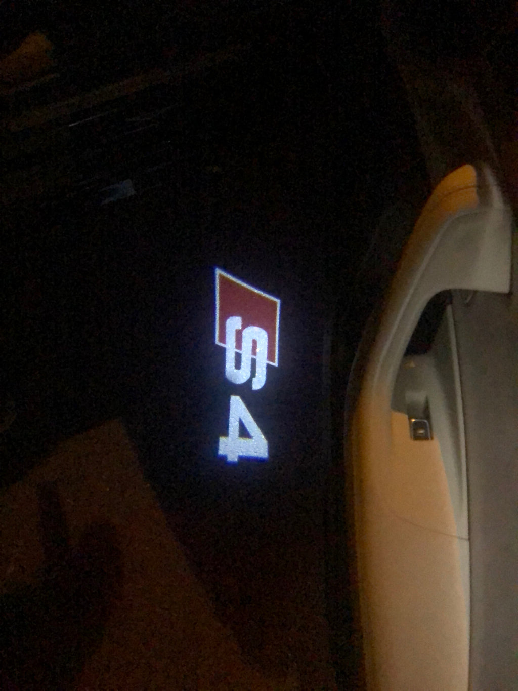 AUDI LOGO PROJECTOT LIGHTS Nr.25 (cantidad 1 = 2 películas con logotipo /2 luces de puerta)