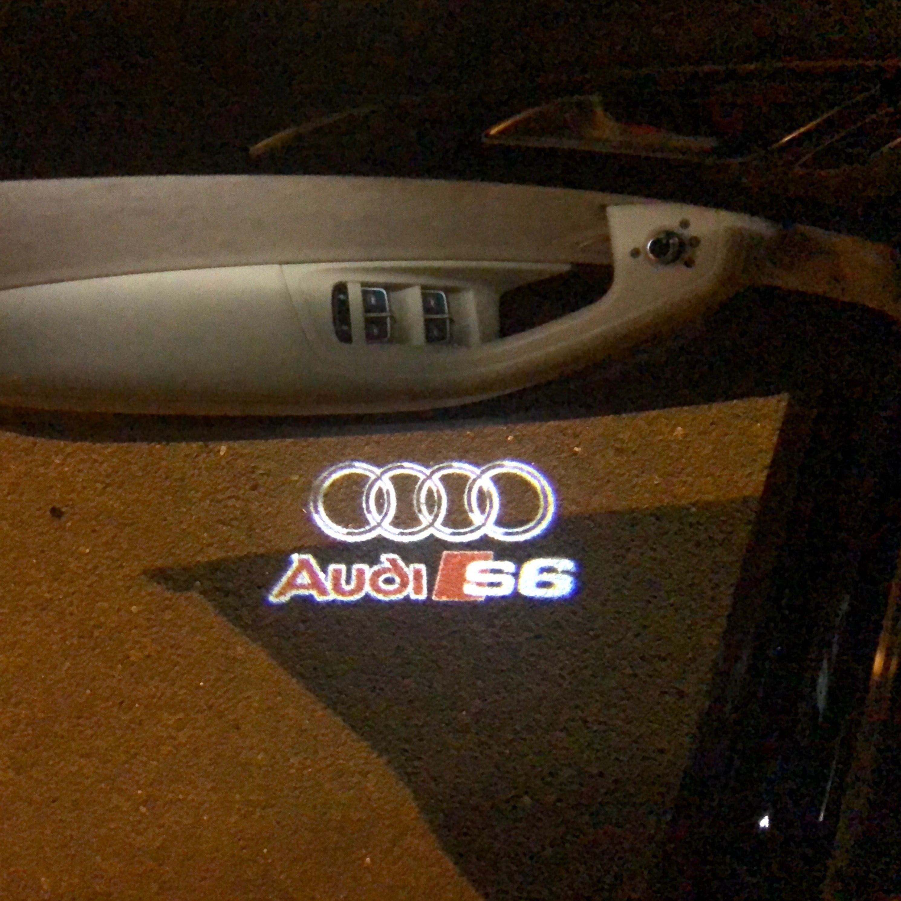 AUDI LOGO PROJECTOT LIGHTS Nr.36 (Menge 1 = 2 Logofolien /2 Türleuchten)