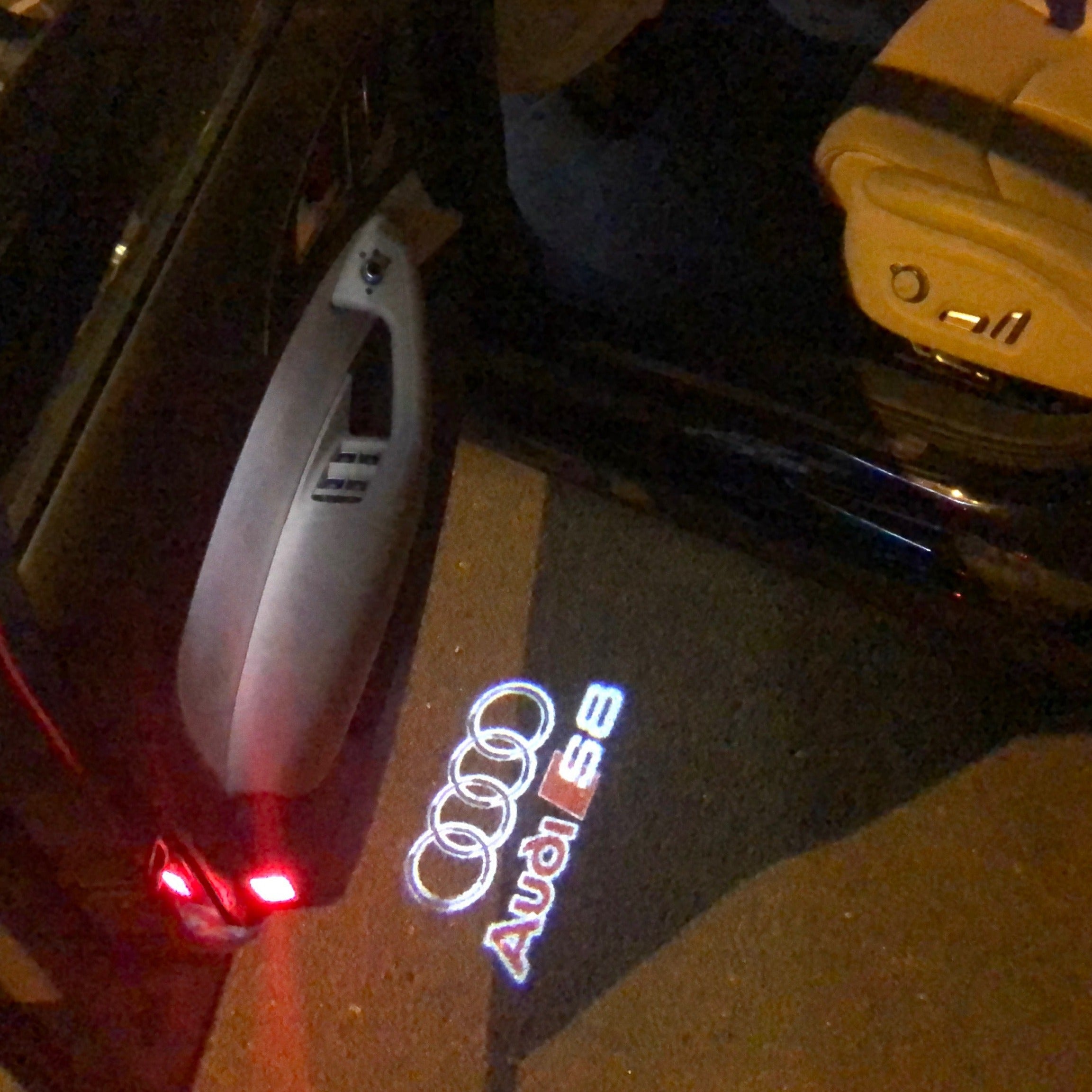 AUDI S8 LOGO PROJECTOT LIGHTS Nr.38 (Menge 1 = 2 Logofolien /2 Türleuchten)