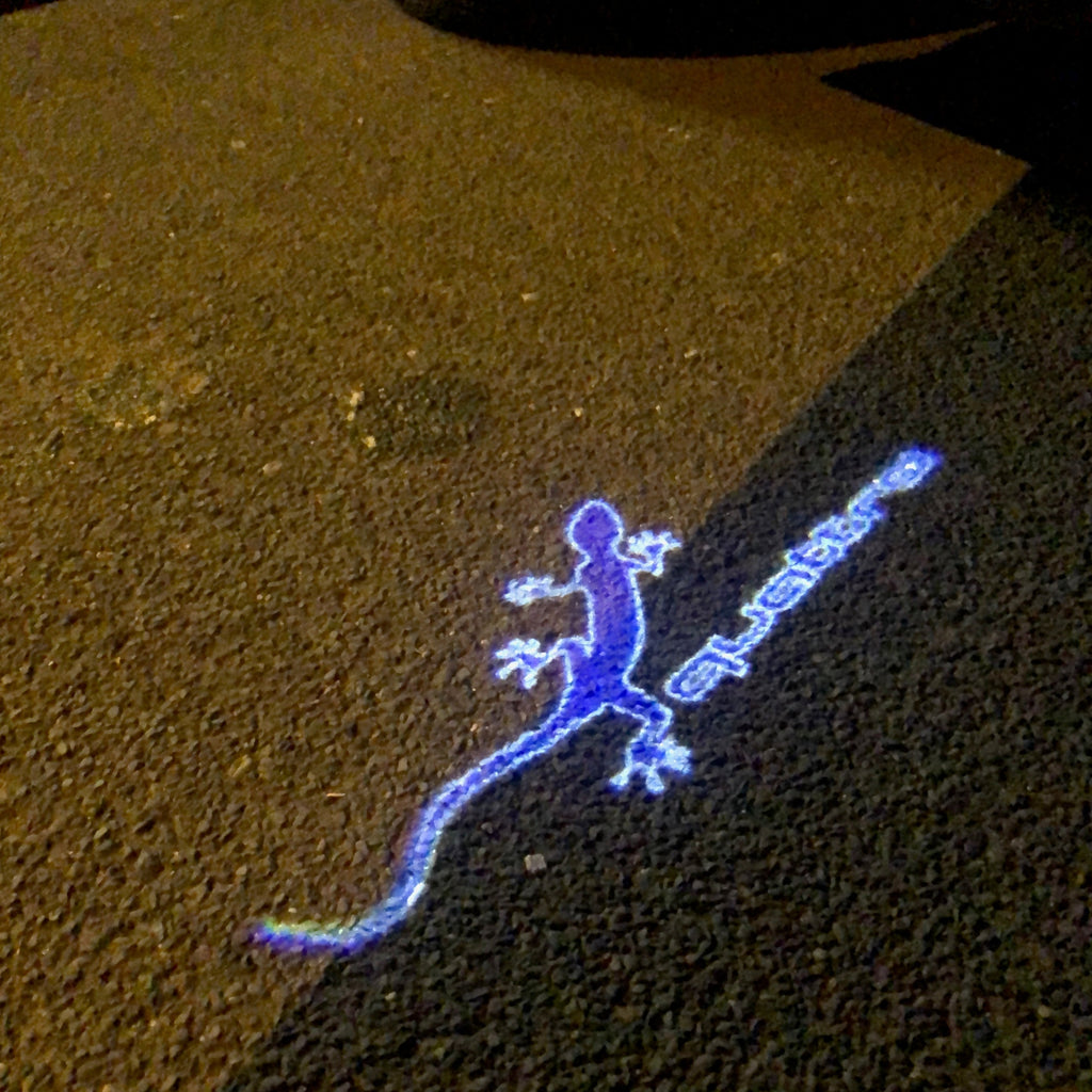 AUDI QUATTRO GECKO LOGO PROJECTOT LIGHTS Nr.68 (cantidad 1 = 2 logo films /2 luces de puerta)
