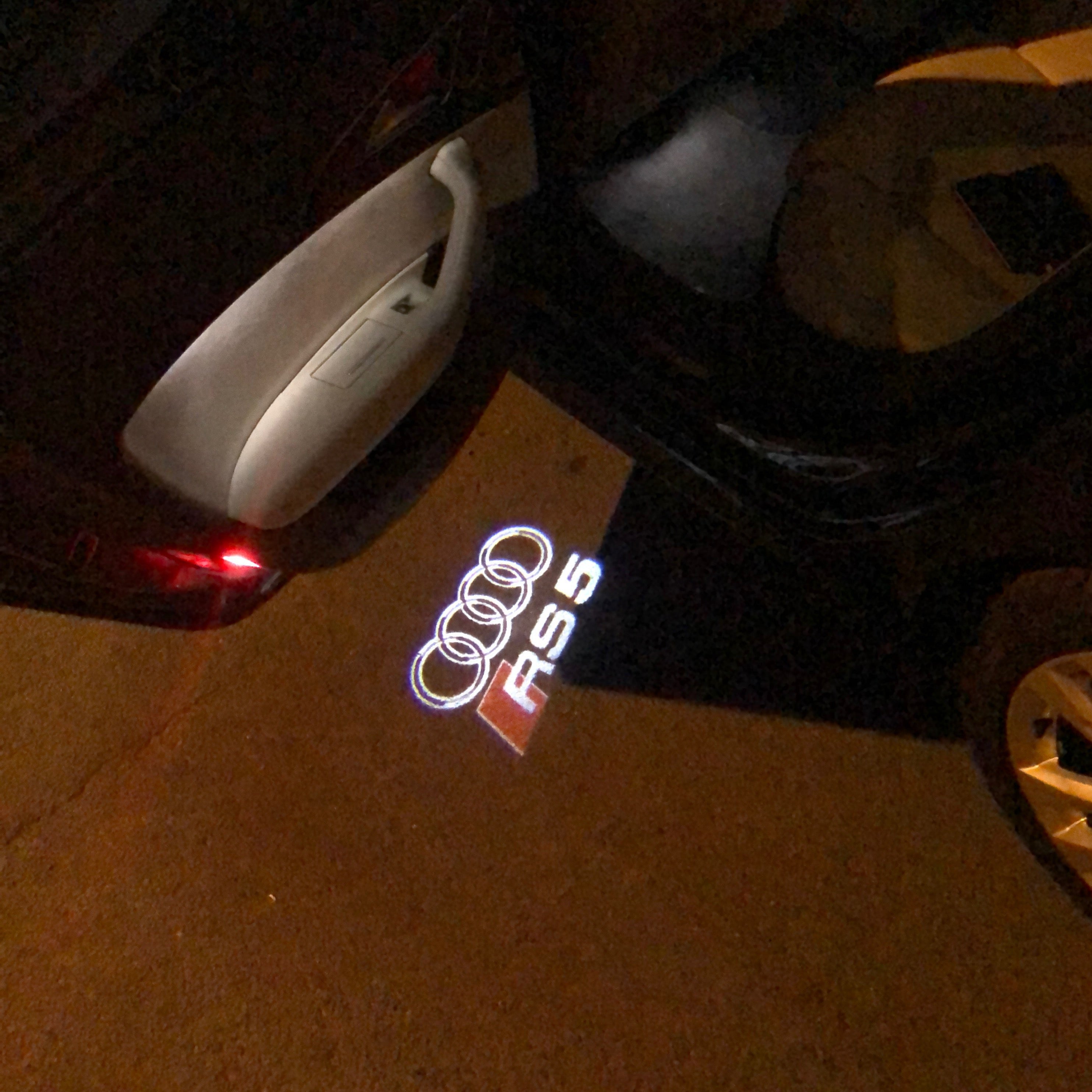 AUDI LOGO PROJECTOT LIGHTS Nr.136 (الكمية 1 = 2 Logo Films /2 أضواء الباب)