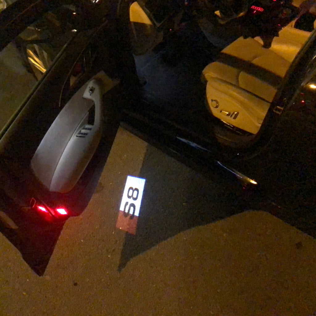 AUDI LOGO PROJECTOT LIGHTS Nr.135 (الكمية 1 = 2 Logo Films /2 أضواء الباب)