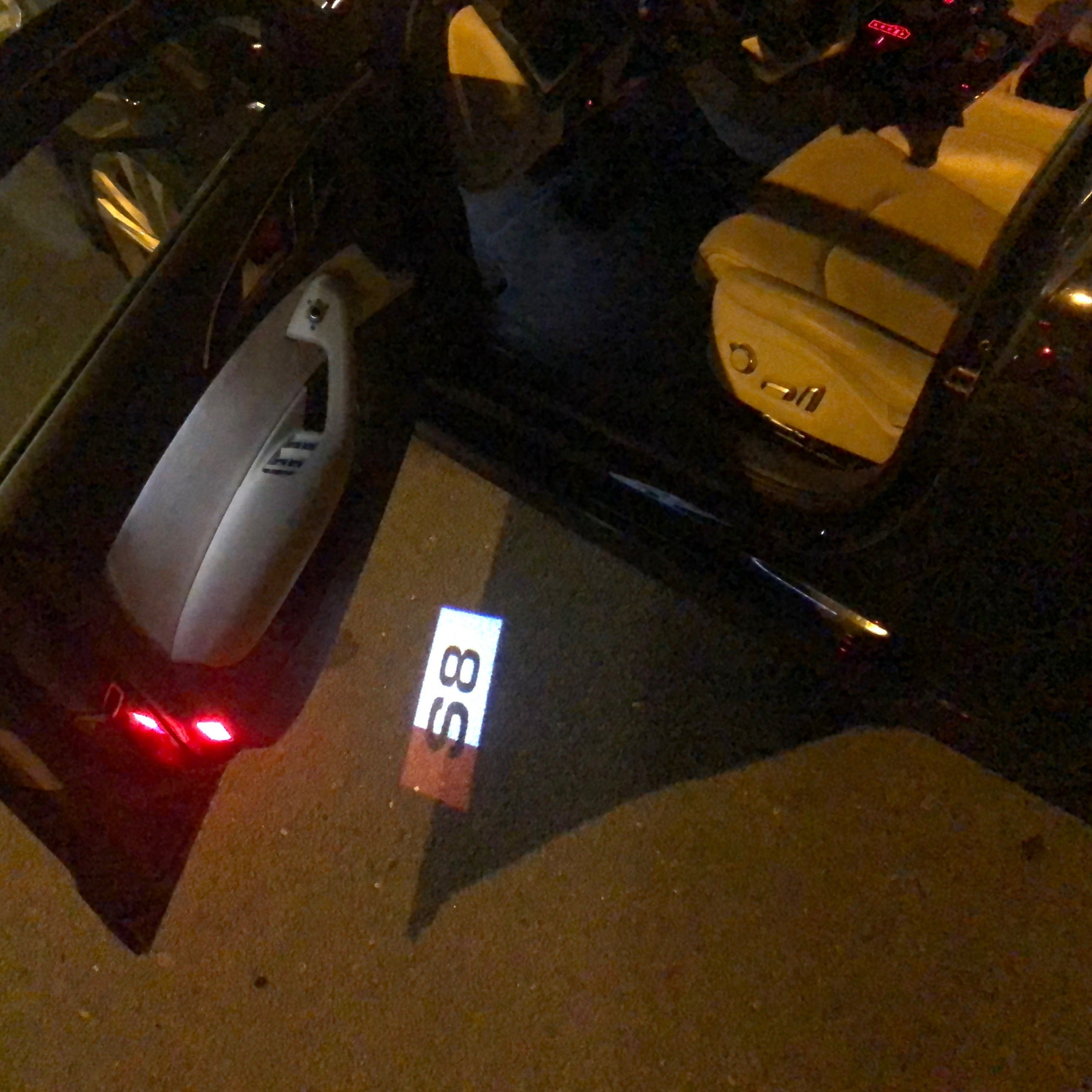 AUDI LOGO PROJECTOT LIGHTS Nr.135 (الكمية 1 = 2 Logo Films /2 أضواء الباب)
