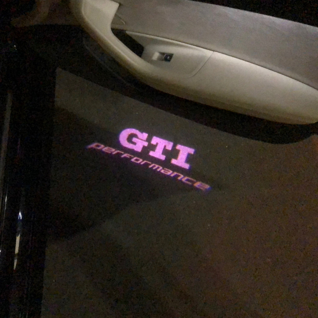 GTI PERFORMANCE Logo أضواء الباب عدد. 18 (الكمية 1 = 2 شعار فيلم / 2 مصباح باب)
