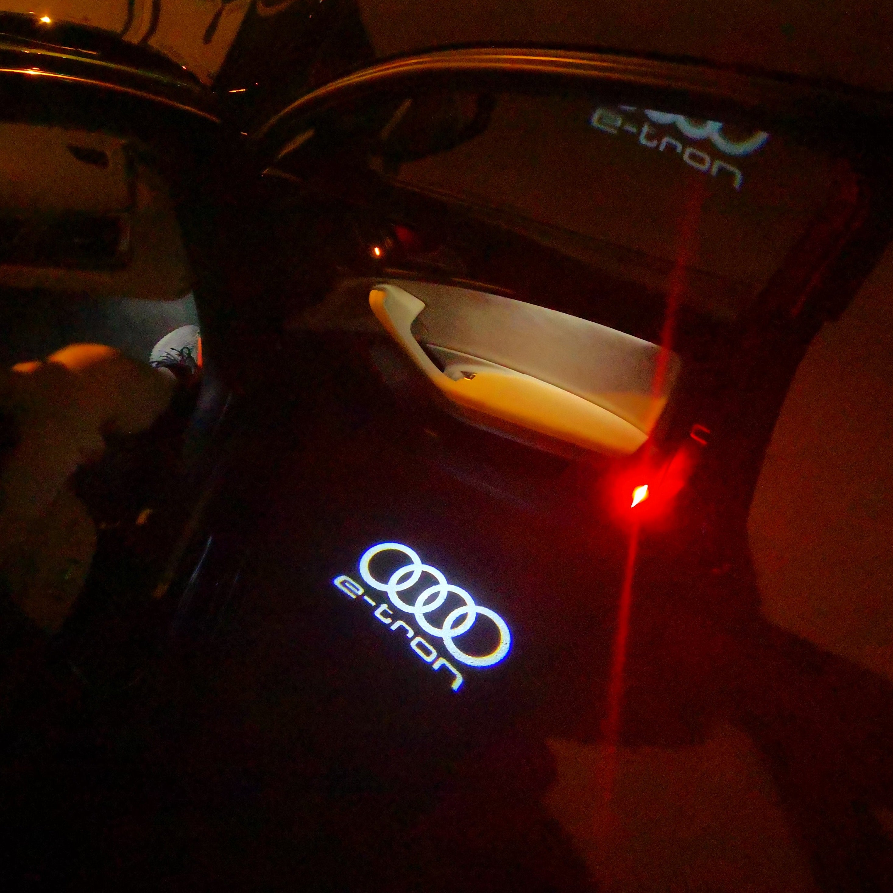 AUDI LOGO PROJECTOT LIGHTS Nr.16 (الكمية 1 = 2 Logo Films /2 أضواء الباب)