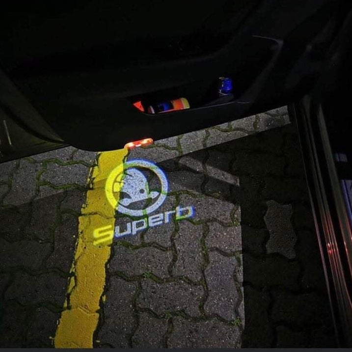 SKODA SUPERB LOGO LIGHTS Nr.52 (Menge 1 = 2 Logo Film / 2 Türlichter)