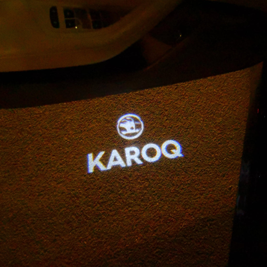 SKODA KAROQ LOGO LUCI Nr.110 (quantità 1 = 2 Logo Film / 2 luci porta)